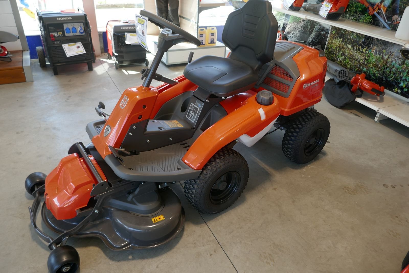 Rasentraktor des Typs Husqvarna R 214 TC Comfort Edition, Gebrauchtmaschine in Villach (Bild 1)