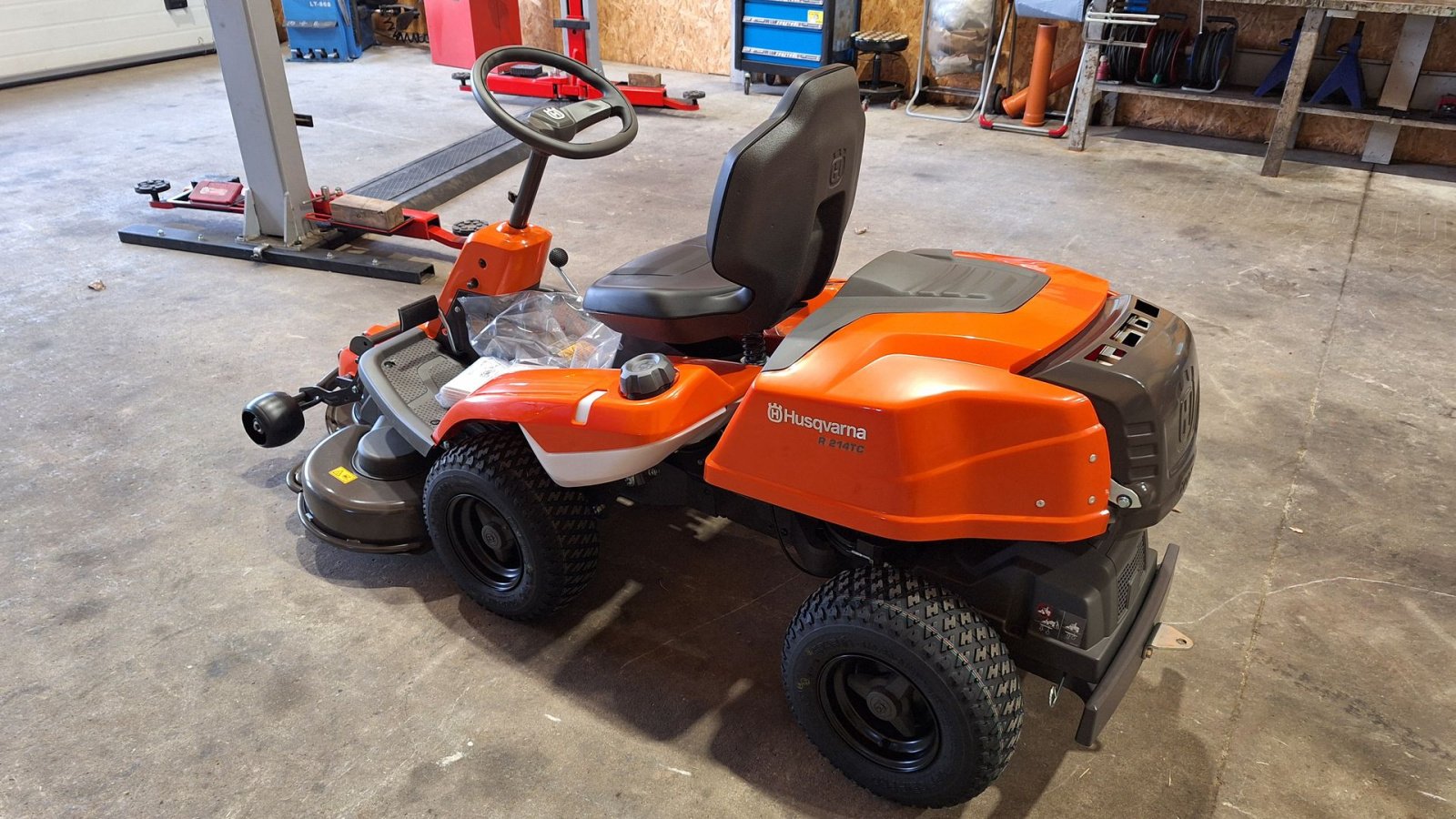 Rasentraktor typu Husqvarna R 214TC Comfort - 103cm klippebord FABRIKS NY, Gebrauchtmaschine v Rødekro (Obrázek 2)