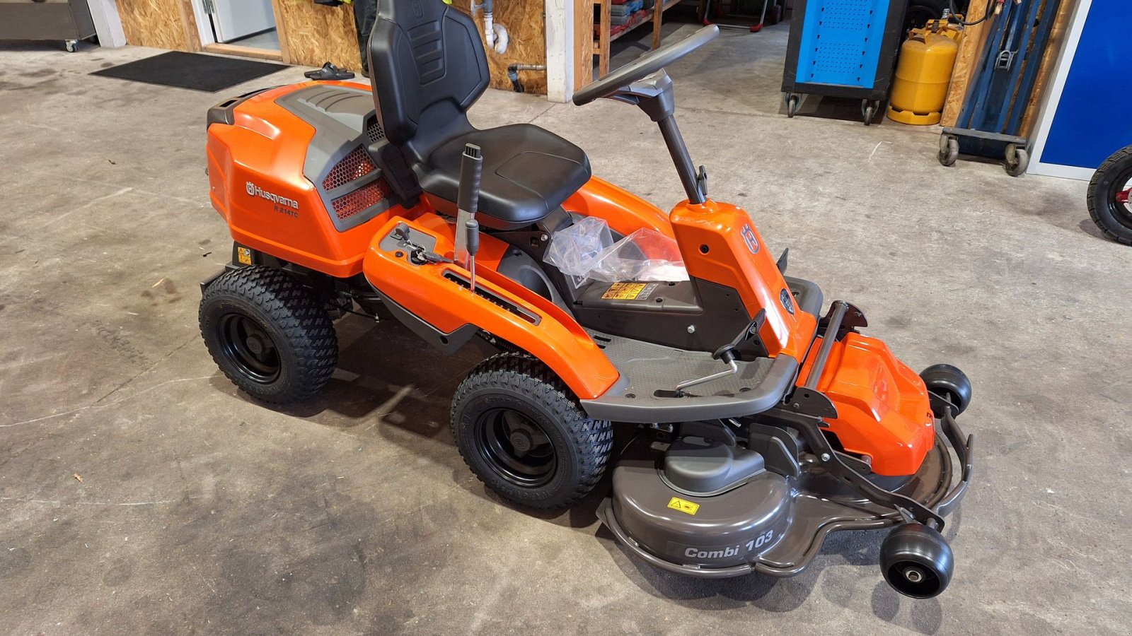 Rasentraktor typu Husqvarna R 214TC Comfort - 103cm klippebord FABRIKS NY, Gebrauchtmaschine v Rødekro (Obrázek 1)