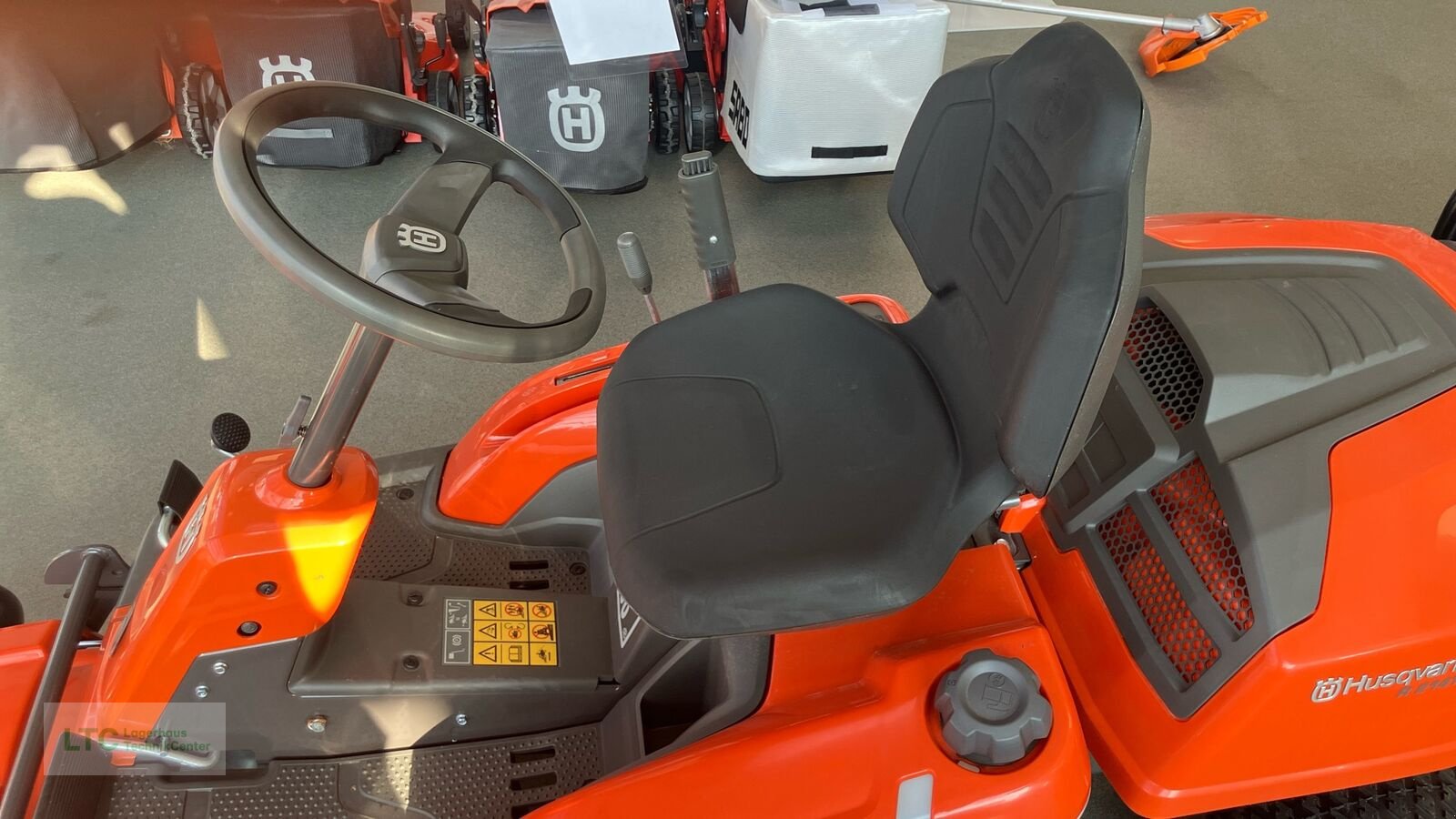 Rasentraktor от тип Husqvarna R 214TC, Neumaschine в Redlham (Снимка 9)