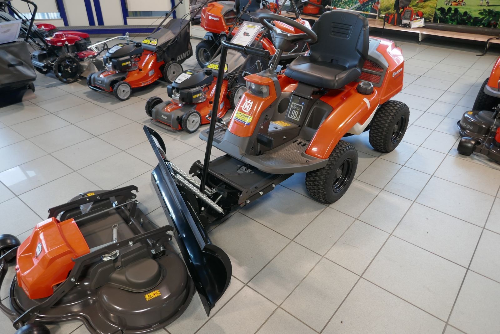 Rasentraktor des Typs Husqvarna R 216 TC AWD, Gebrauchtmaschine in Villach (Bild 1)