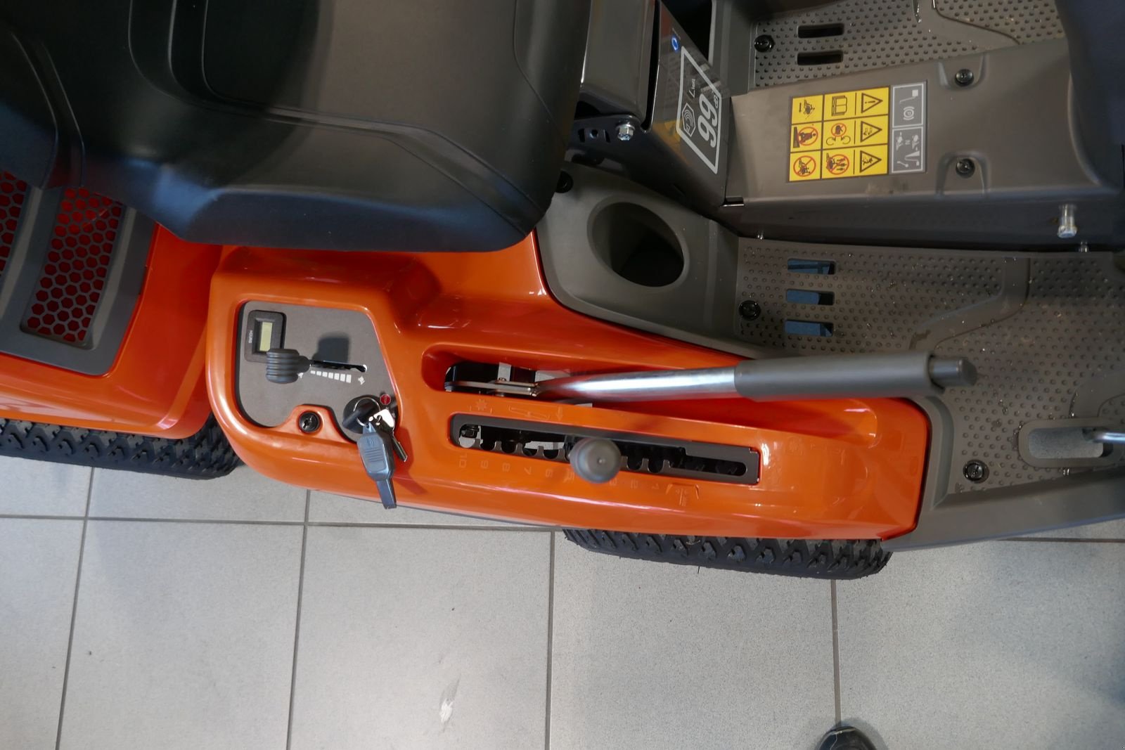 Rasentraktor des Typs Husqvarna R 216 TC AWD, Gebrauchtmaschine in Villach (Bild 7)