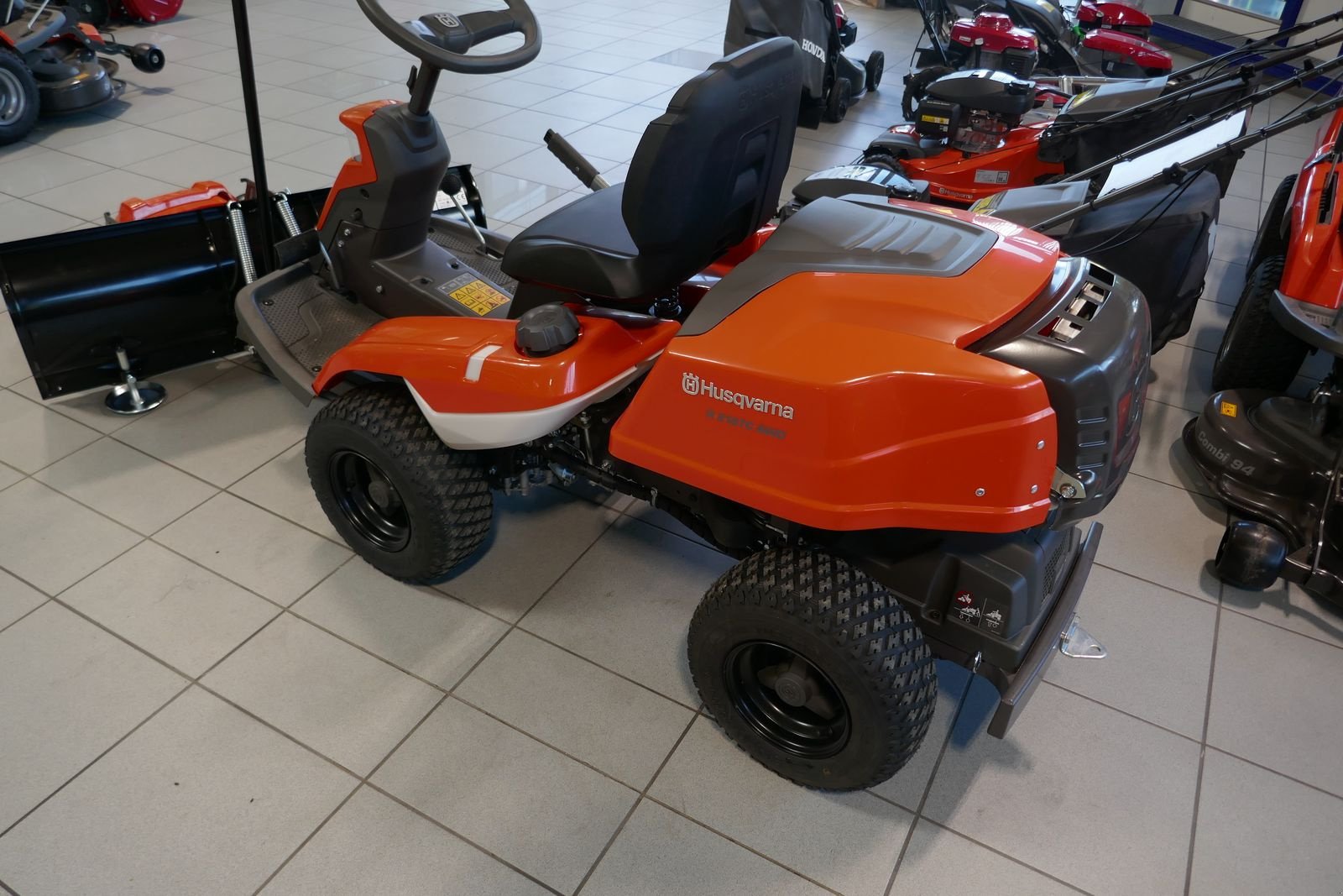Rasentraktor des Typs Husqvarna R 216 TC AWD, Gebrauchtmaschine in Villach (Bild 8)