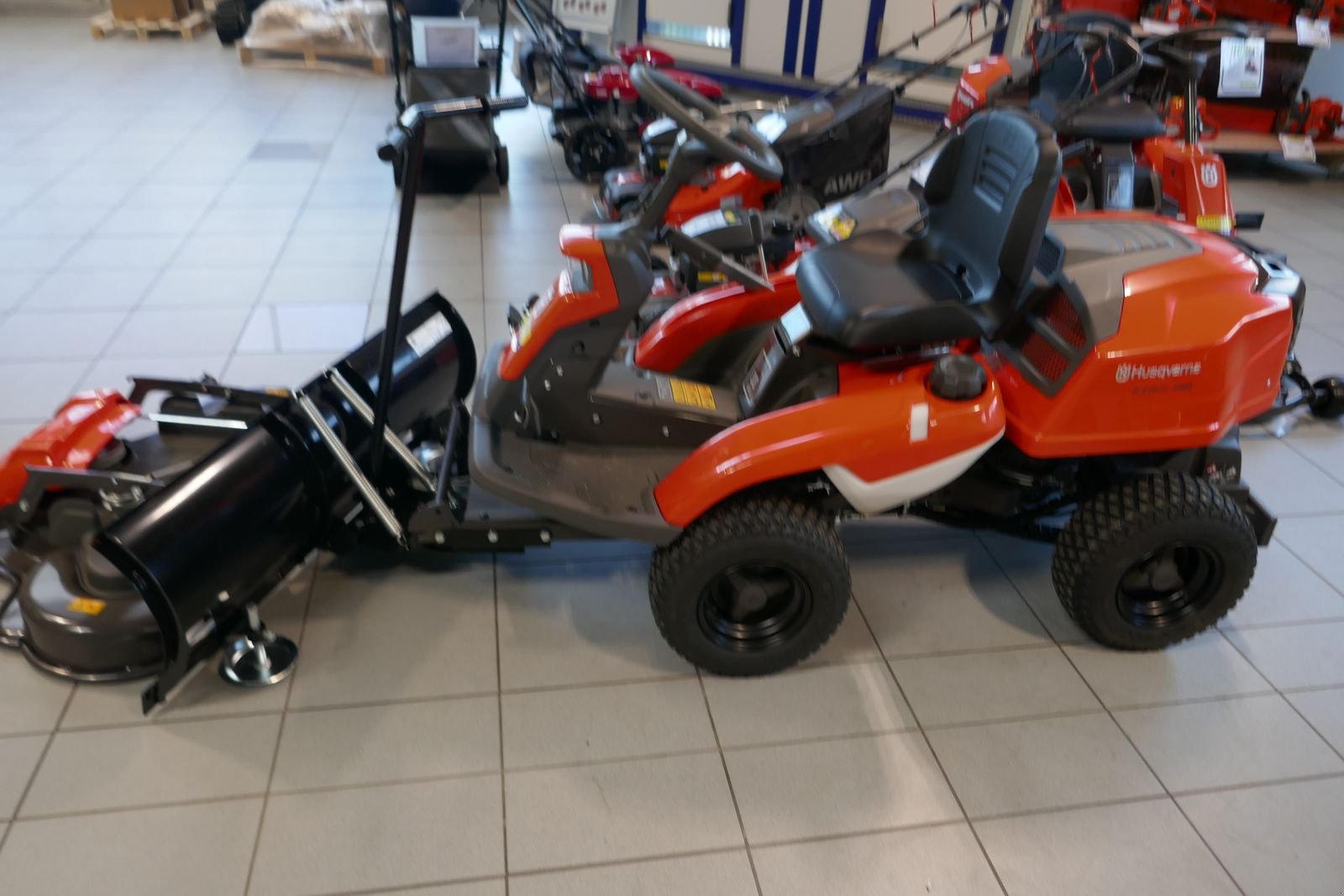 Rasentraktor a típus Husqvarna R 216 TC AWD, Gebrauchtmaschine ekkor: Villach (Kép 4)