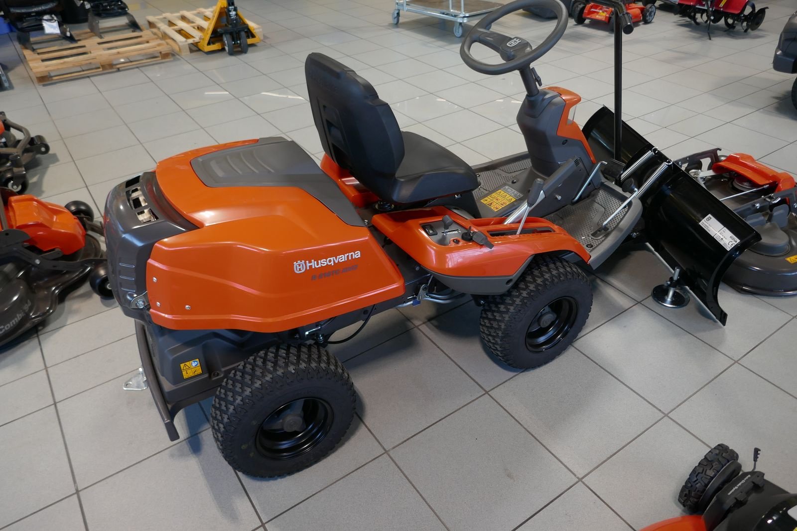 Rasentraktor des Typs Husqvarna R 216 TC AWD, Gebrauchtmaschine in Villach (Bild 6)