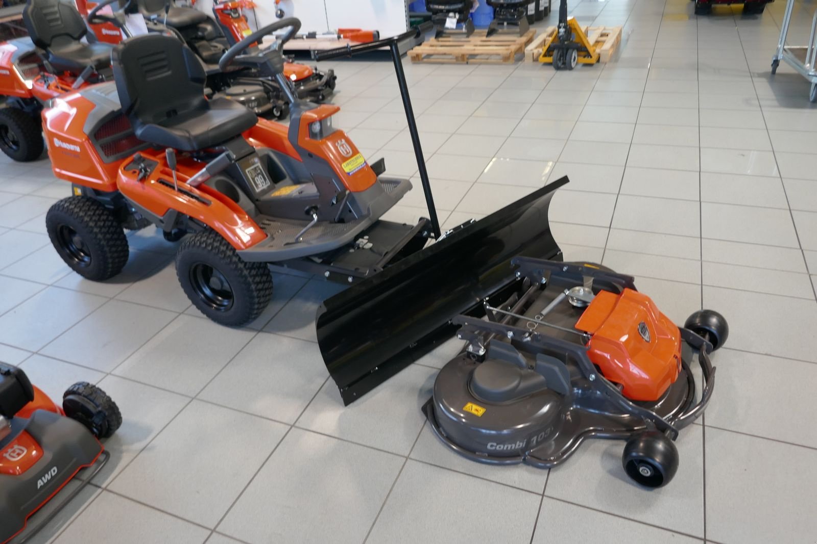 Rasentraktor a típus Husqvarna R 216 TC AWD, Gebrauchtmaschine ekkor: Villach (Kép 1)