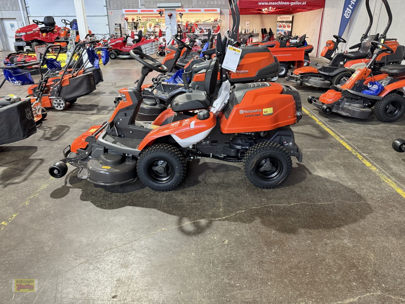 Rasentraktor des Typs Husqvarna R 216TC AWD Rider, Neumaschine in Kötschach (Bild 11)