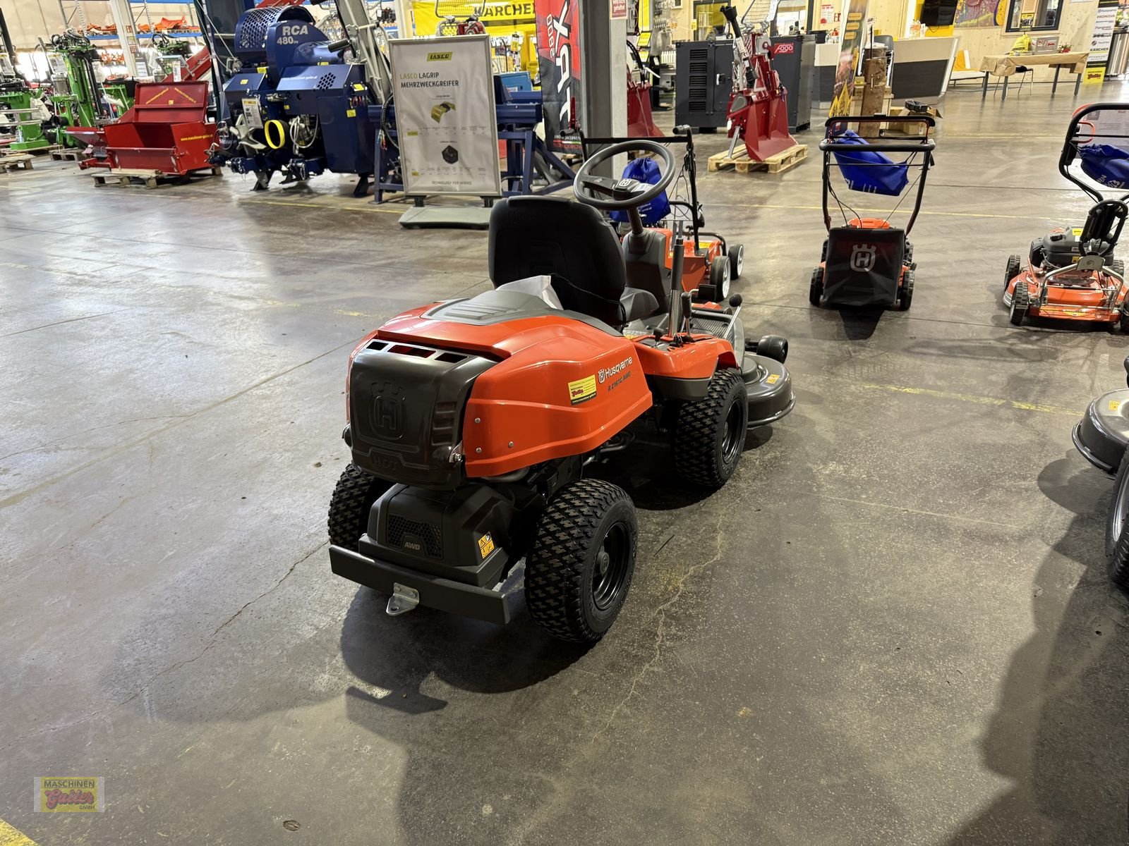 Rasentraktor des Typs Husqvarna R 216TC AWD Rider, Neumaschine in Kötschach (Bild 7)