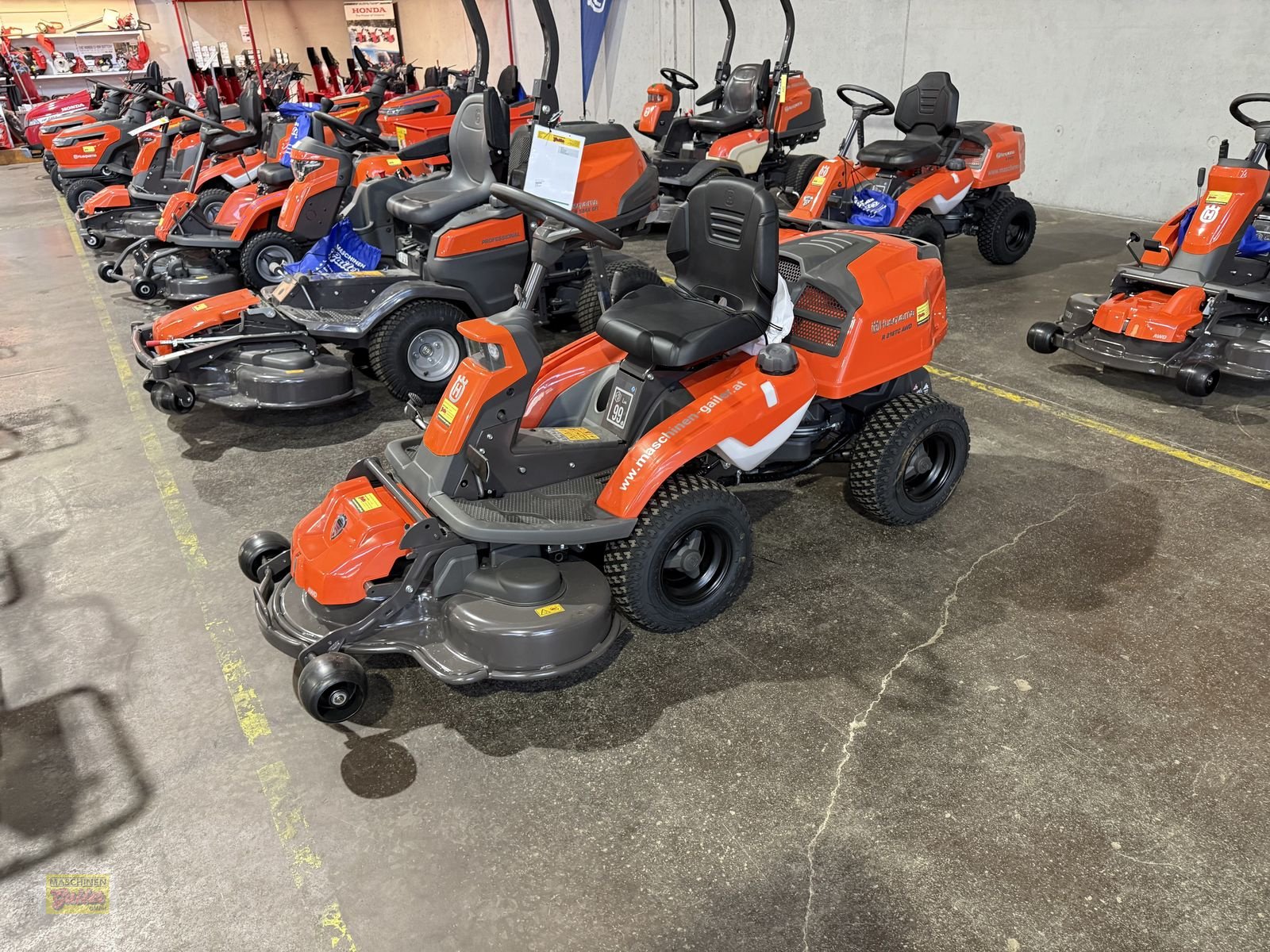 Rasentraktor des Typs Husqvarna R 216TC AWD Rider, Neumaschine in Kötschach (Bild 10)