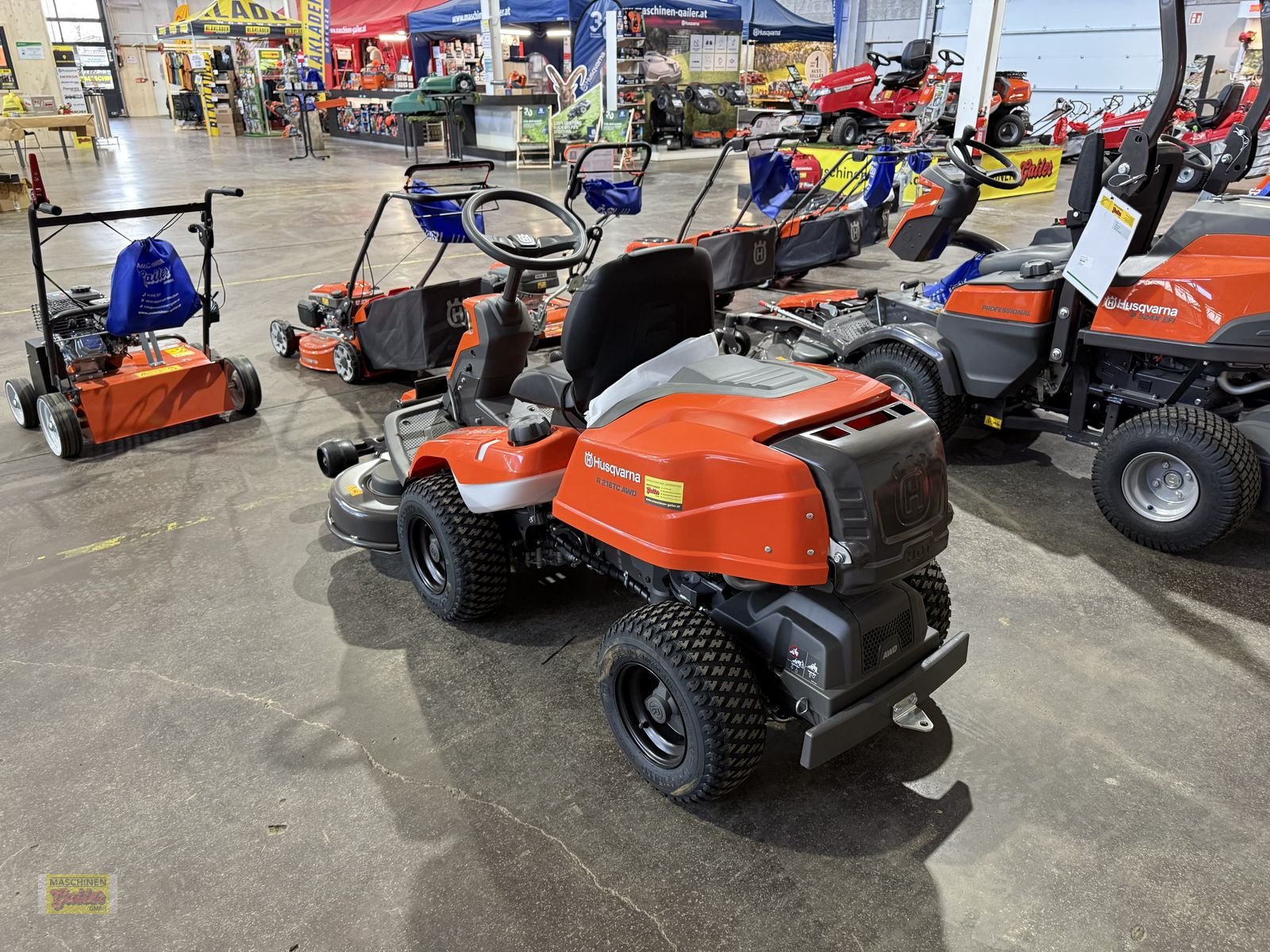 Rasentraktor des Typs Husqvarna R 216TC AWD Rider, Neumaschine in Kötschach (Bild 12)