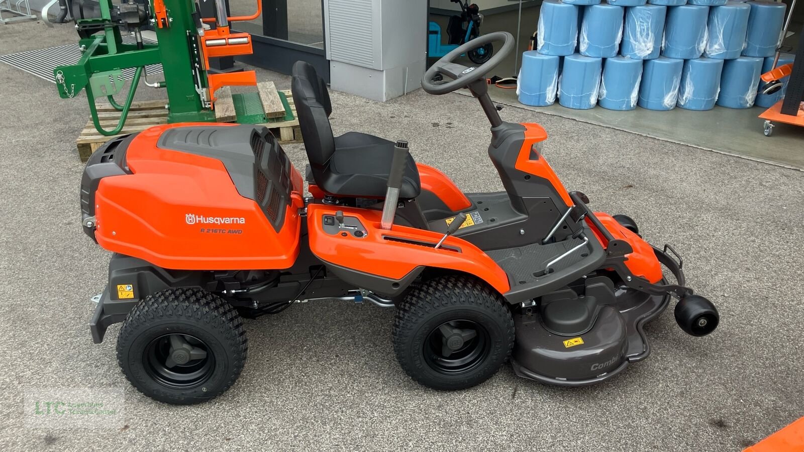 Rasentraktor des Typs Husqvarna R 216TC AWD, Neumaschine in Redlham (Bild 7)