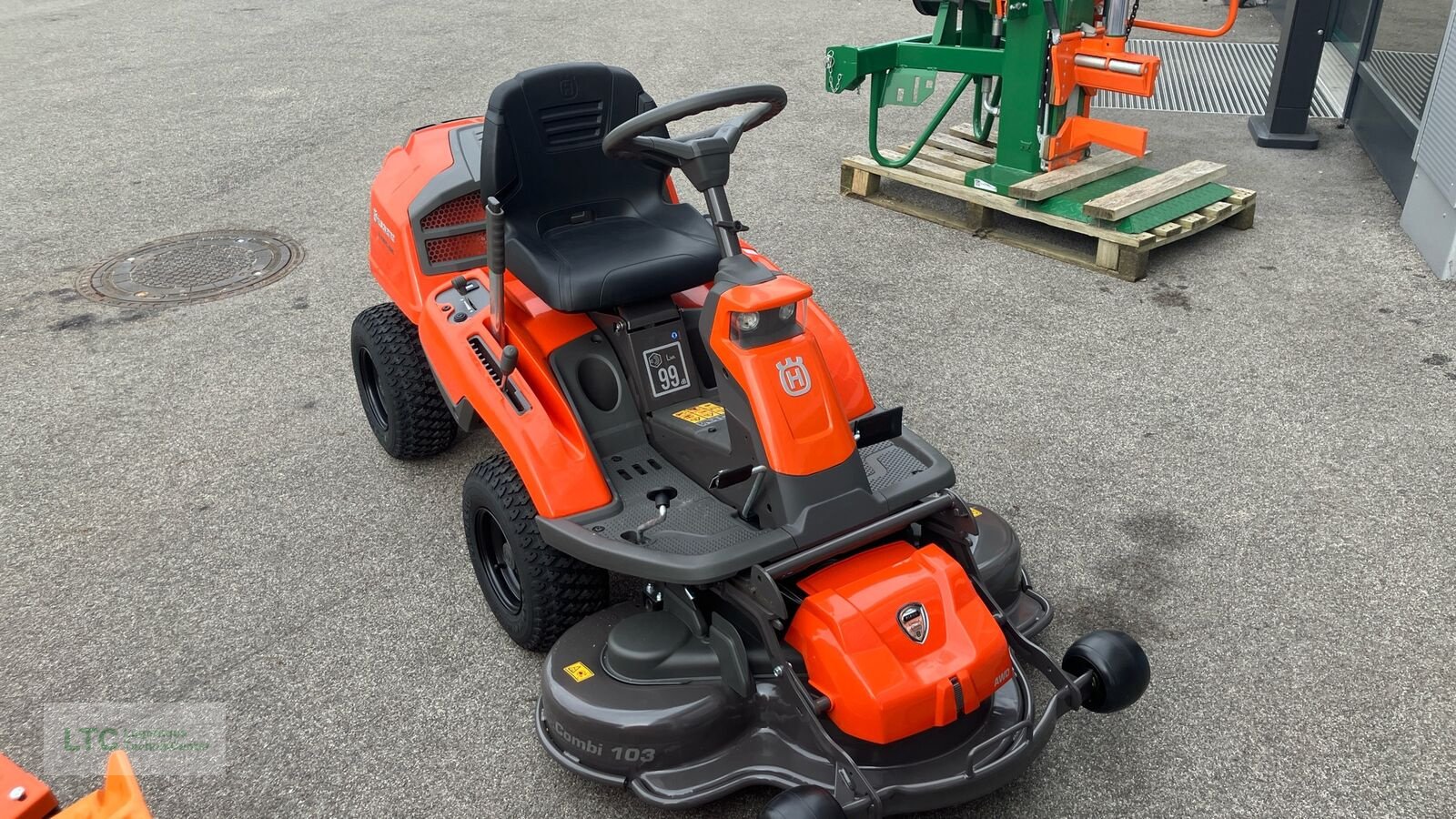 Rasentraktor des Typs Husqvarna R 216TC AWD, Neumaschine in Redlham (Bild 2)