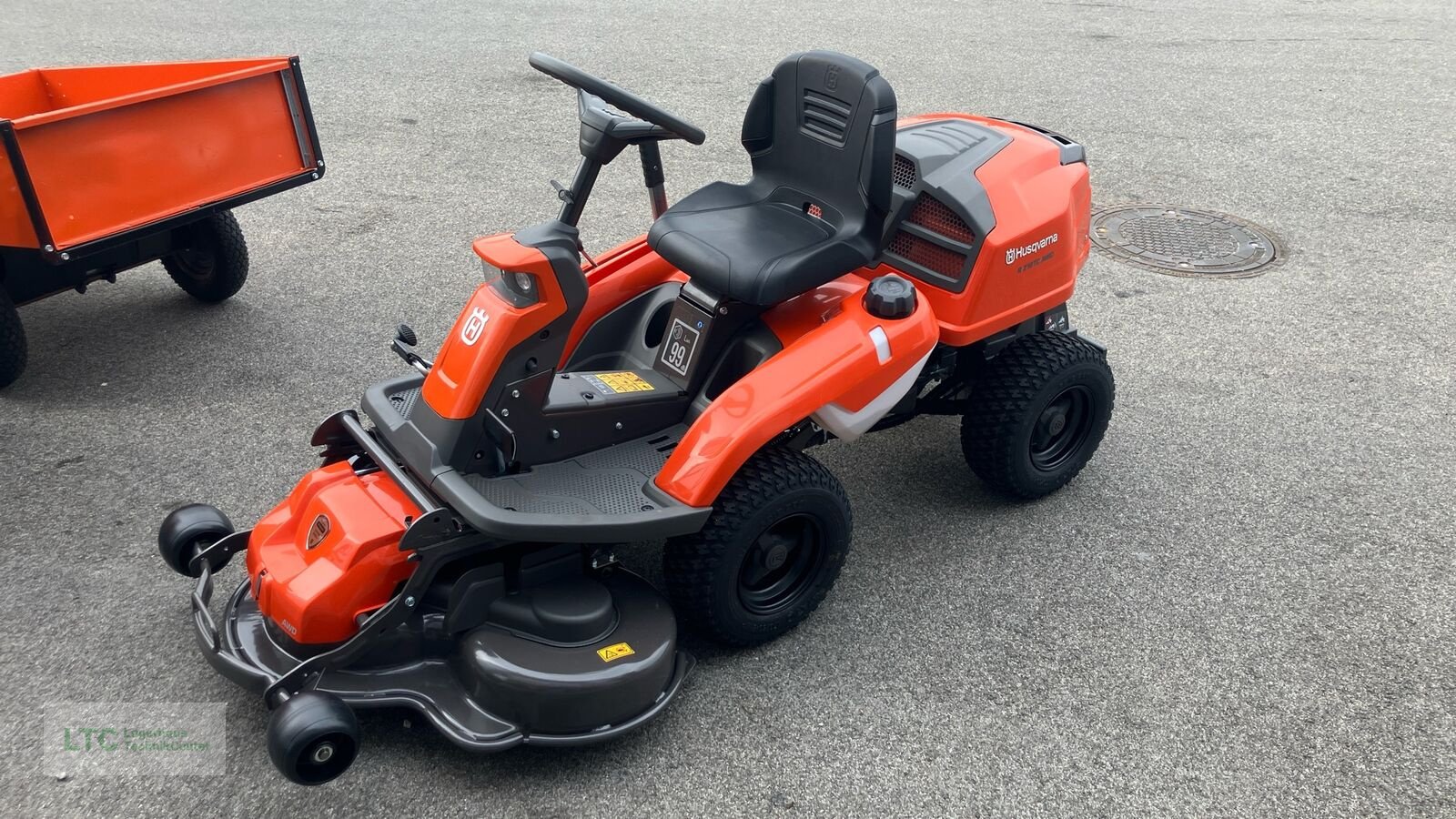 Rasentraktor des Typs Husqvarna R 216TC AWD, Neumaschine in Redlham (Bild 1)