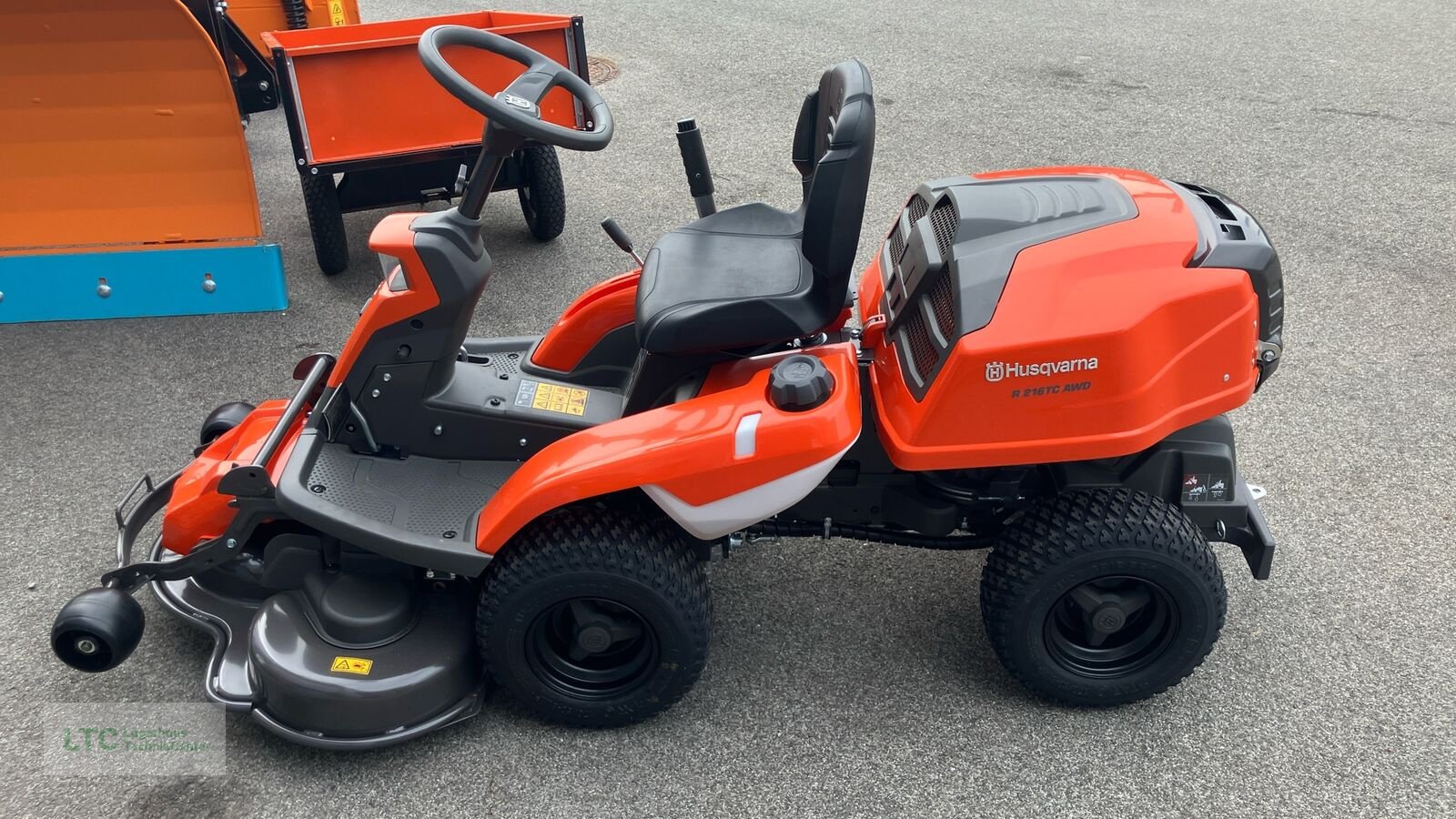 Rasentraktor des Typs Husqvarna R 216TC AWD, Neumaschine in Redlham (Bild 9)