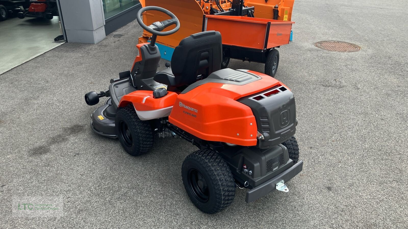 Rasentraktor des Typs Husqvarna R 216TC AWD, Neumaschine in Redlham (Bild 4)
