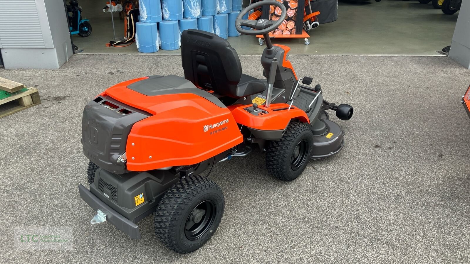 Rasentraktor des Typs Husqvarna R 216TC AWD, Neumaschine in Redlham (Bild 3)
