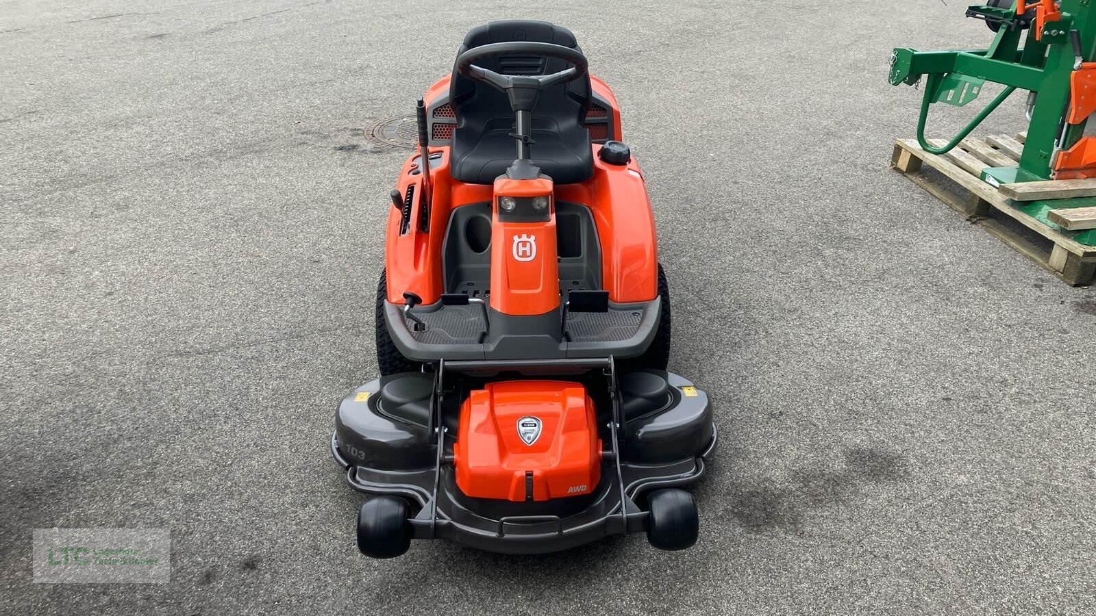 Rasentraktor des Typs Husqvarna R 216TC AWD, Neumaschine in Redlham (Bild 5)