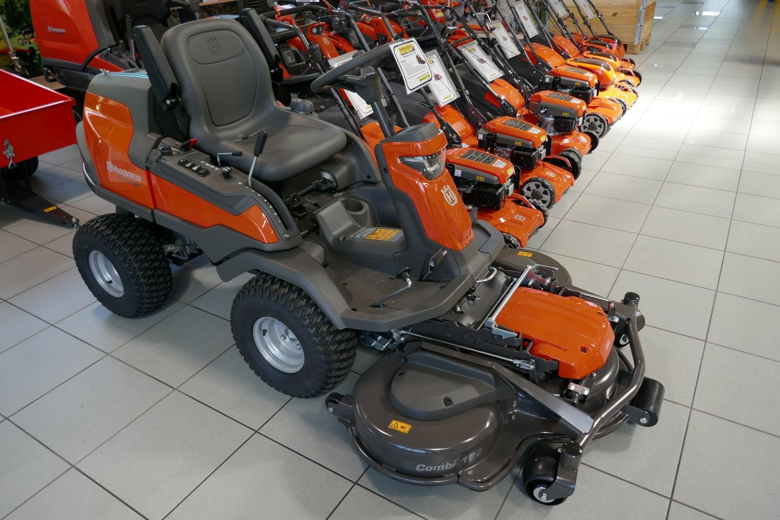 Rasentraktor des Typs Husqvarna R 420TsX AWD, Gebrauchtmaschine in Villach (Bild 1)