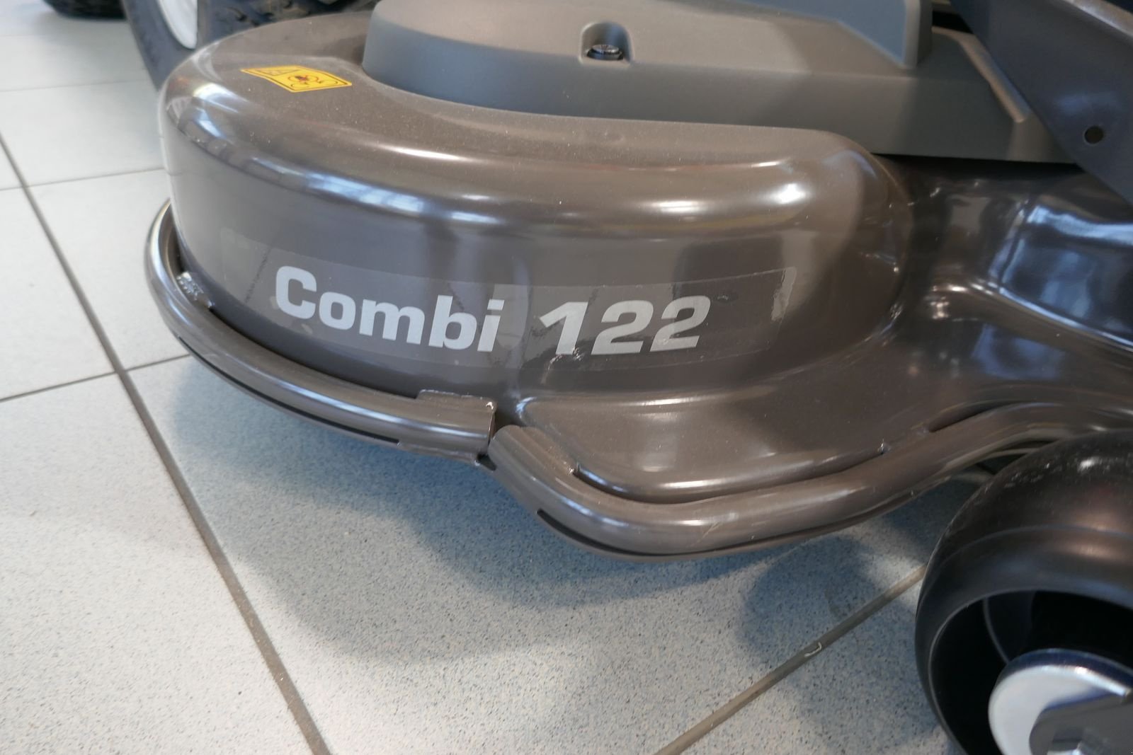 Rasentraktor des Typs Husqvarna R 420TsX AWD, Gebrauchtmaschine in Villach (Bild 5)