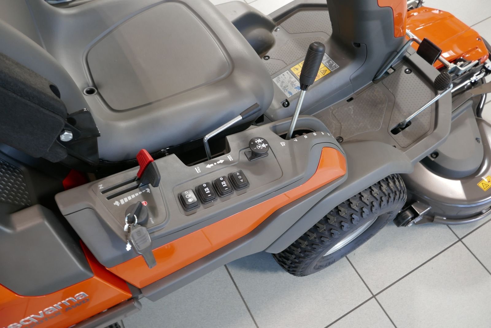 Rasentraktor des Typs Husqvarna R 420TsX AWD, Gebrauchtmaschine in Villach (Bild 8)