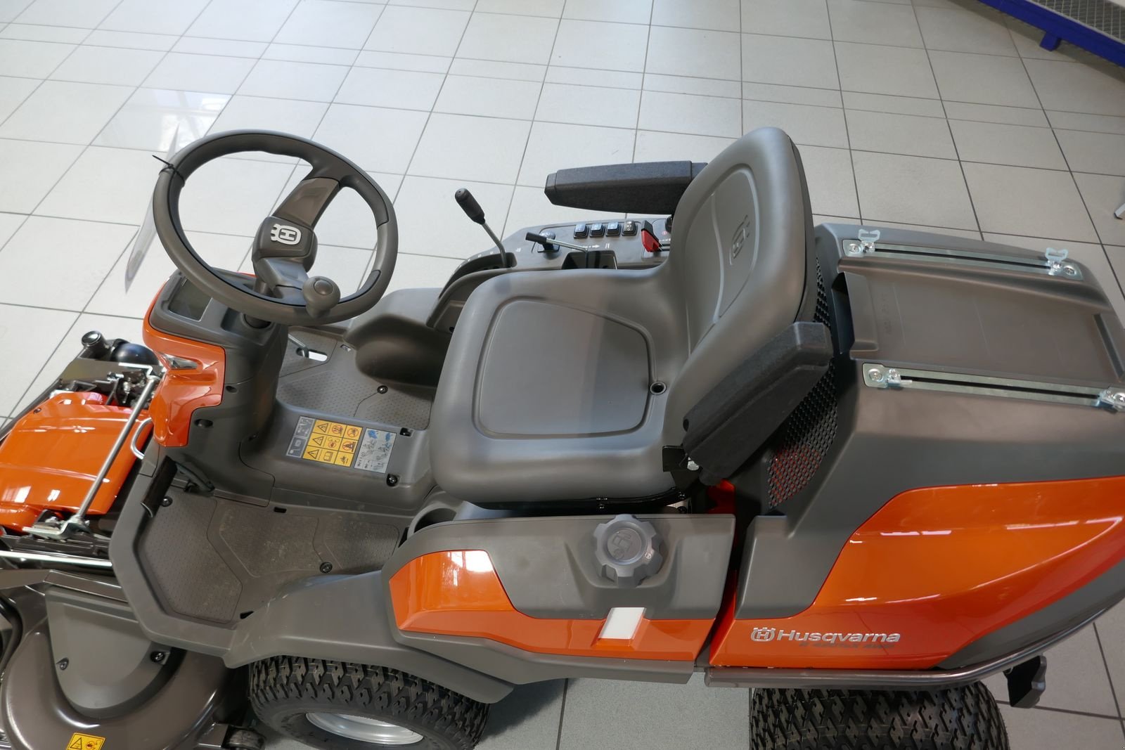 Rasentraktor des Typs Husqvarna R 420TsX AWD, Gebrauchtmaschine in Villach (Bild 11)