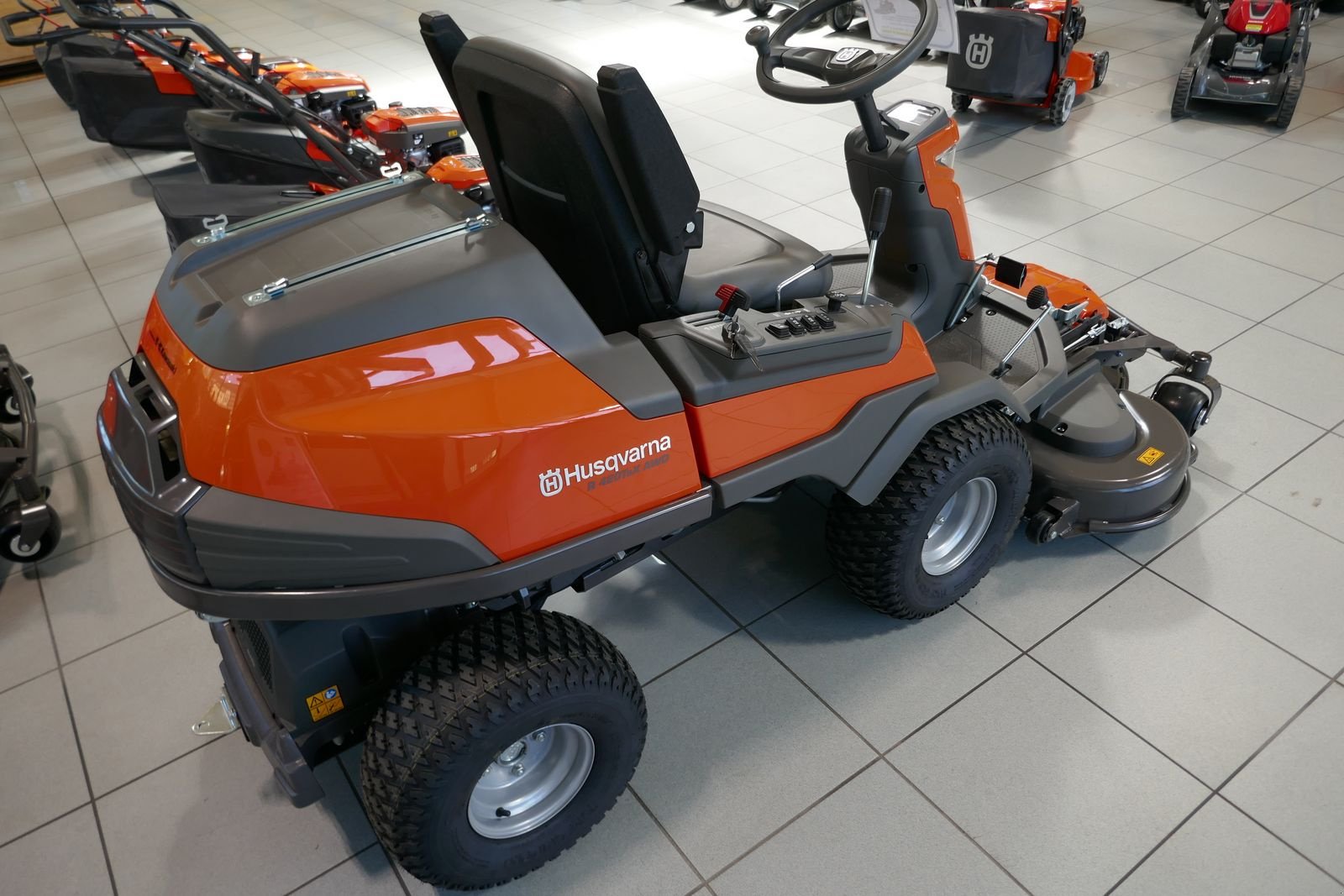 Rasentraktor des Typs Husqvarna R 420TsX AWD, Gebrauchtmaschine in Villach (Bild 4)
