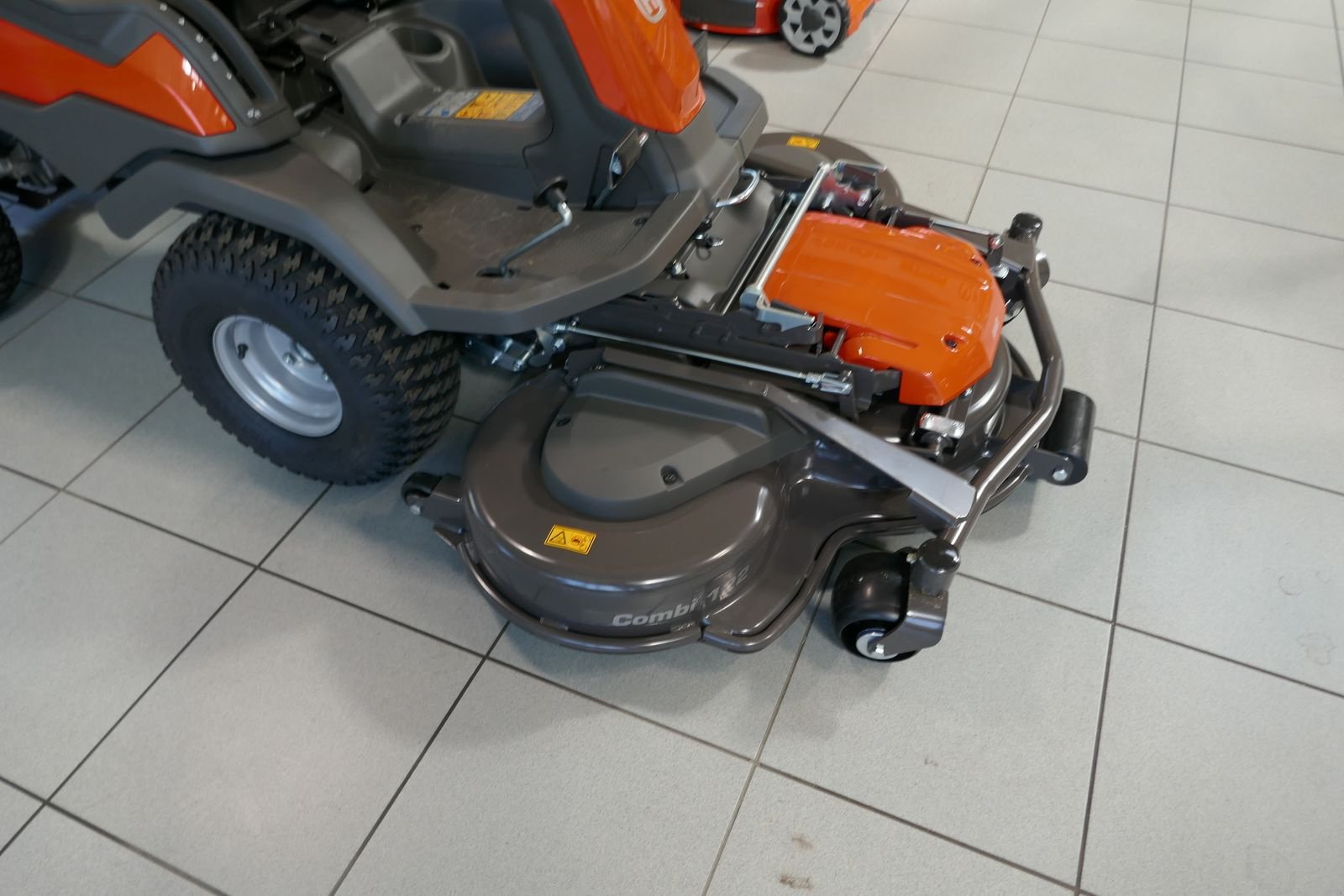 Rasentraktor des Typs Husqvarna R 420TsX AWD, Gebrauchtmaschine in Villach (Bild 7)