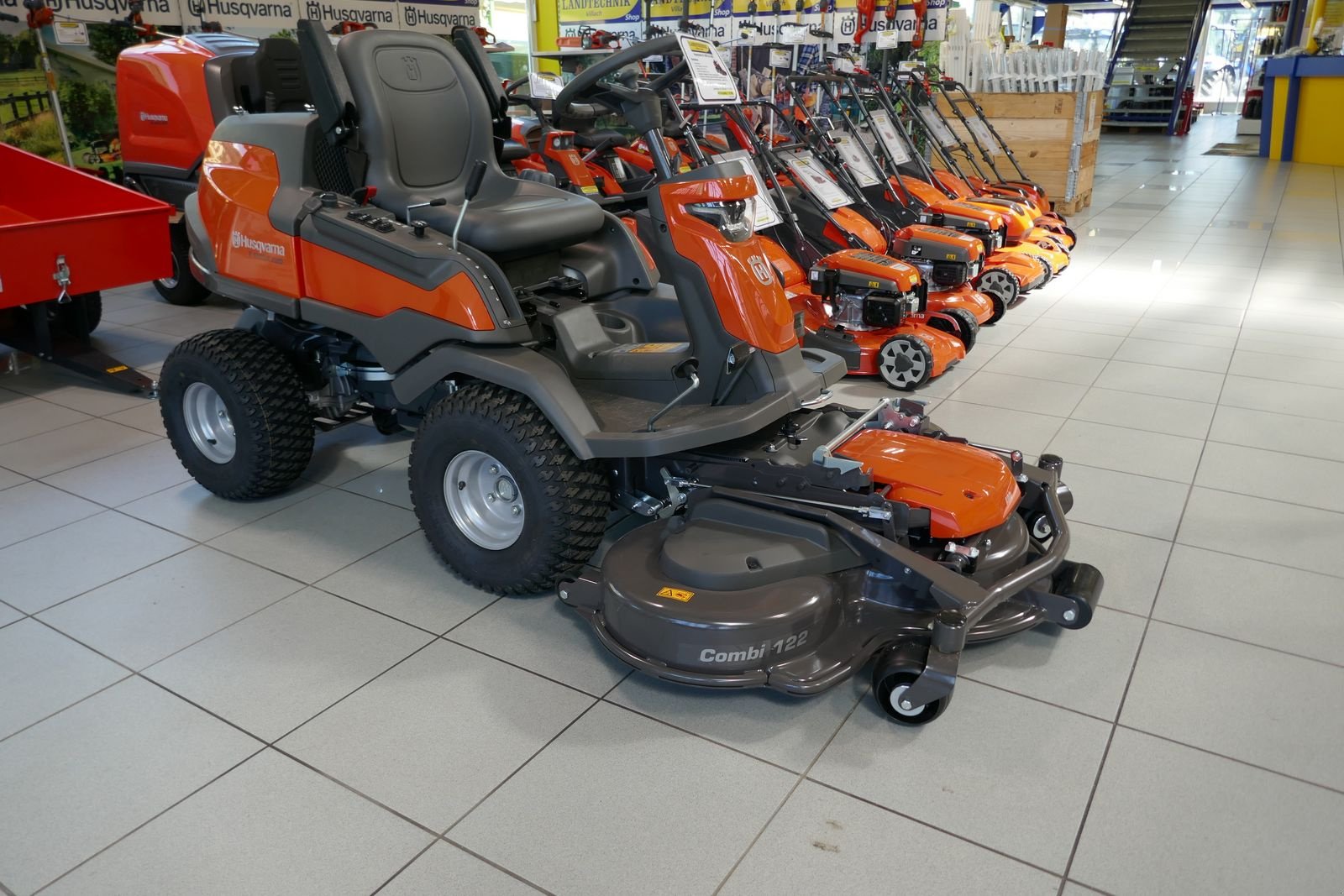 Rasentraktor des Typs Husqvarna R 420TsX AWD, Gebrauchtmaschine in Villach (Bild 9)