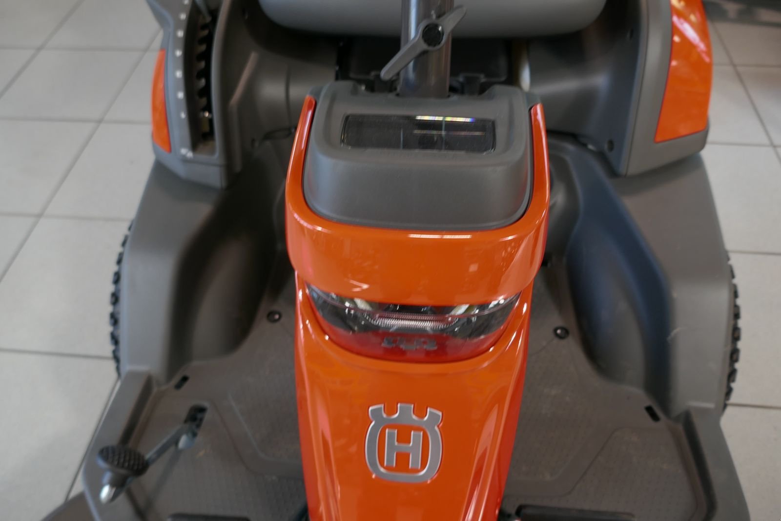 Rasentraktor des Typs Husqvarna R 420TsX AWD, Gebrauchtmaschine in Villach (Bild 10)