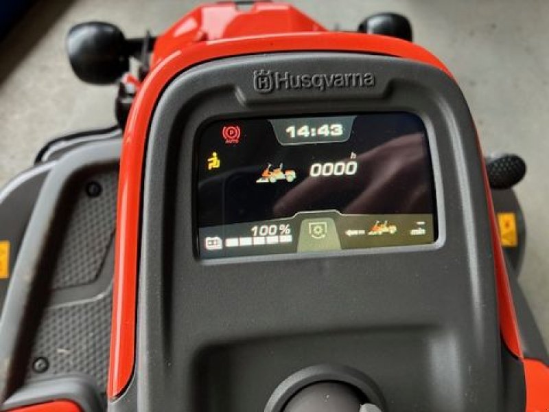 Rasentraktor tip Husqvarna R200iX AWD inkl. Mähdeck C103i und Ladegerät PS3, Neumaschine in Göpfritz (Poză 4)