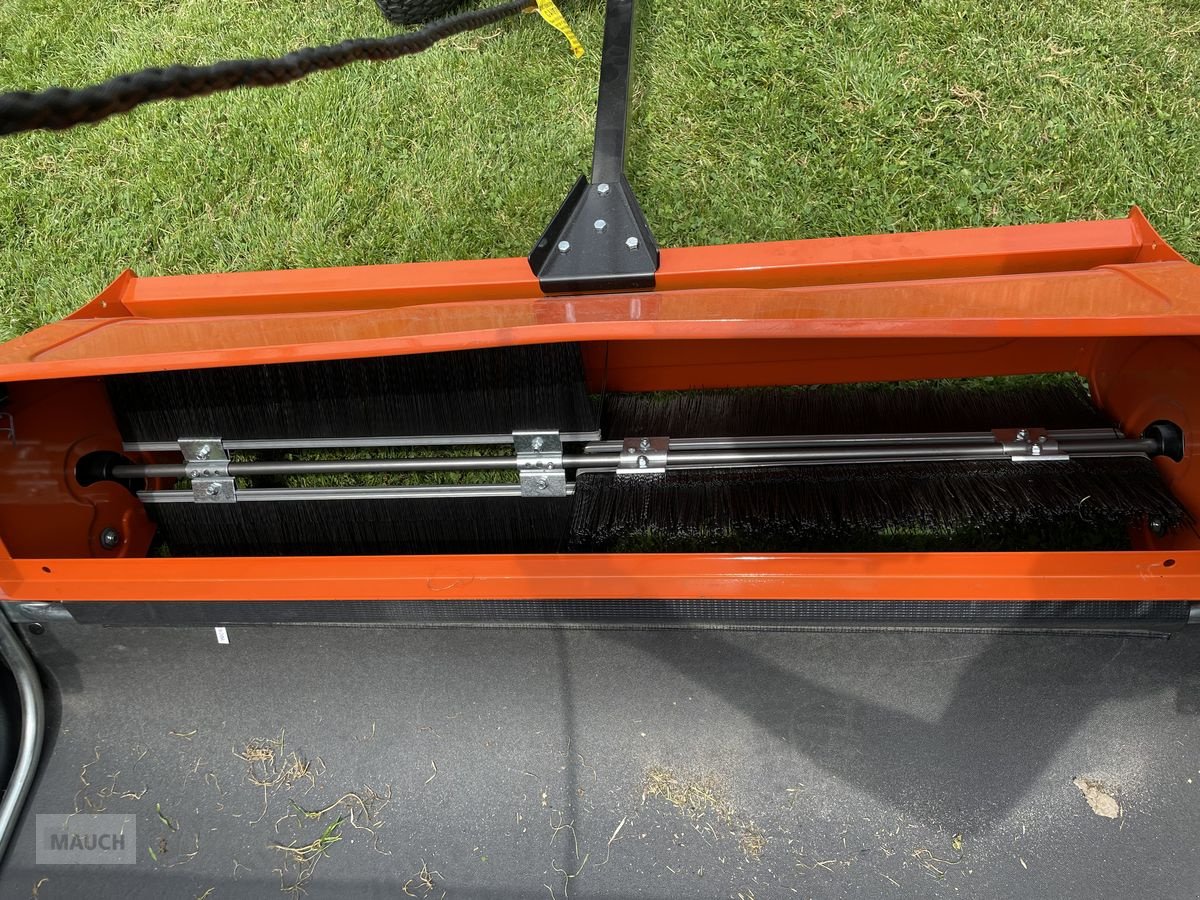 Rasentraktor des Typs Husqvarna Rasenkehrmaschine groß 705L, Neumaschine in Burgkirchen (Bild 7)