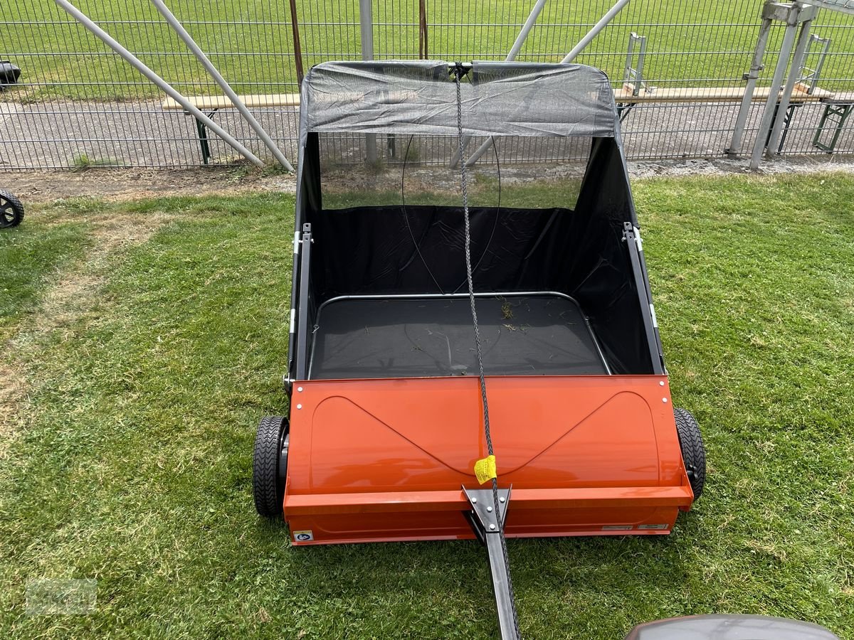 Rasentraktor des Typs Husqvarna Rasenkehrmaschine groß 705L, Neumaschine in Burgkirchen (Bild 4)