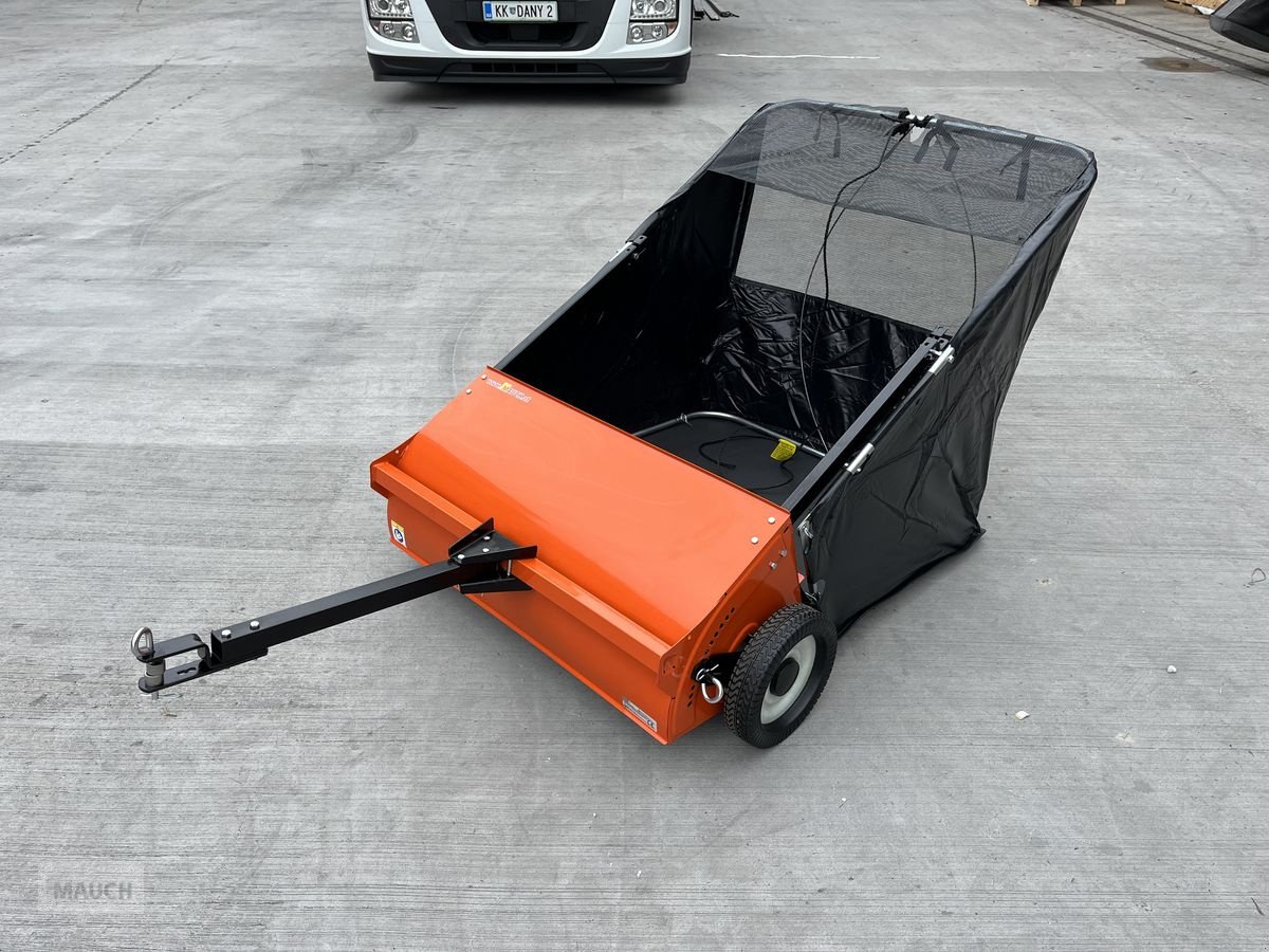 Rasentraktor des Typs Husqvarna Rasenkehrmaschine kompakt ca. 500L, Neumaschine in Burgkirchen (Bild 2)