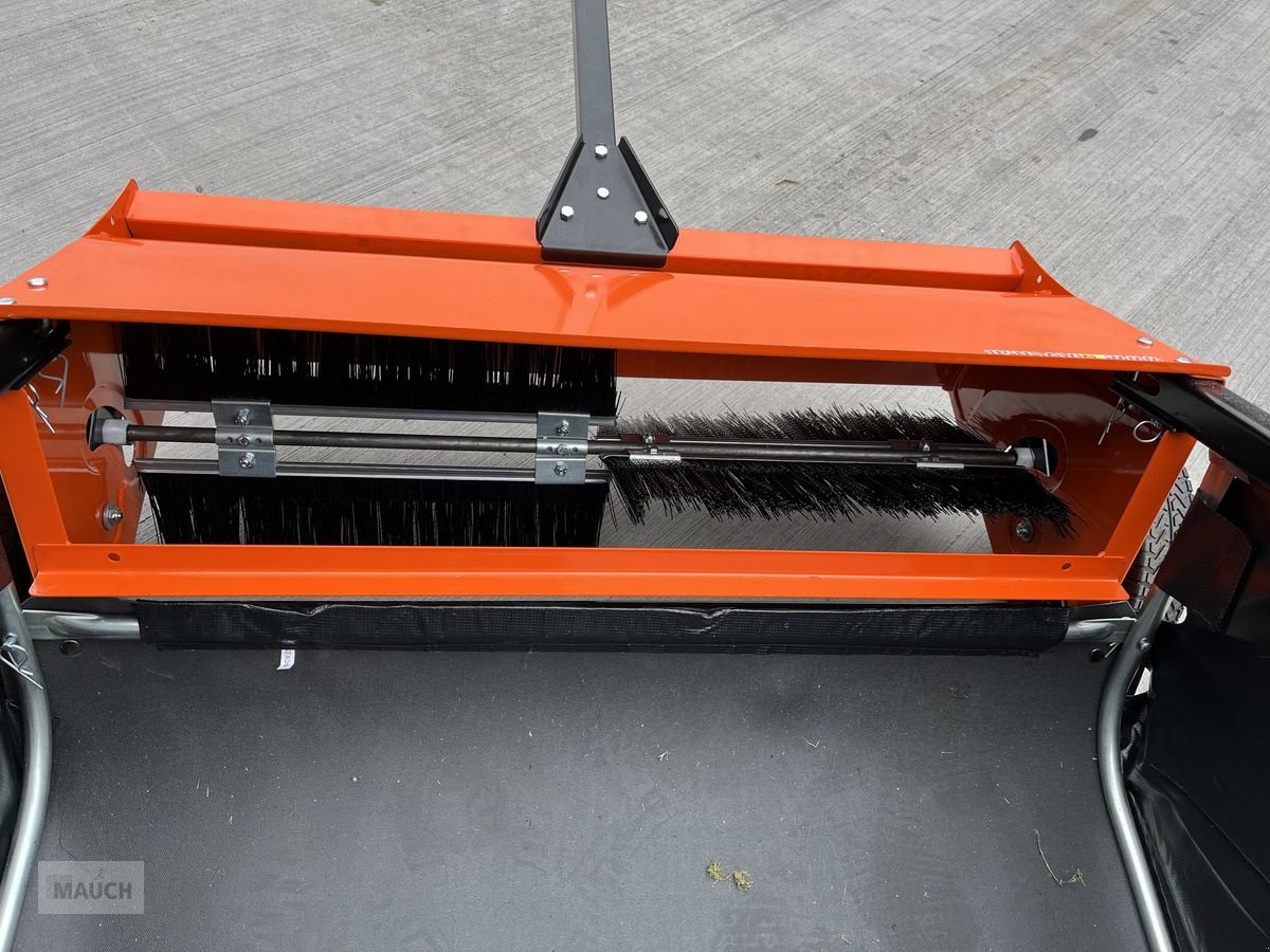 Rasentraktor des Typs Husqvarna Rasenkehrmaschine kompakt ca. 500L, Neumaschine in Burgkirchen (Bild 8)