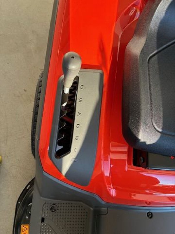 Rasentraktor of the type Husqvarna Rasentraktor TC 114, Neumaschine in Göpfritz (Picture 6)