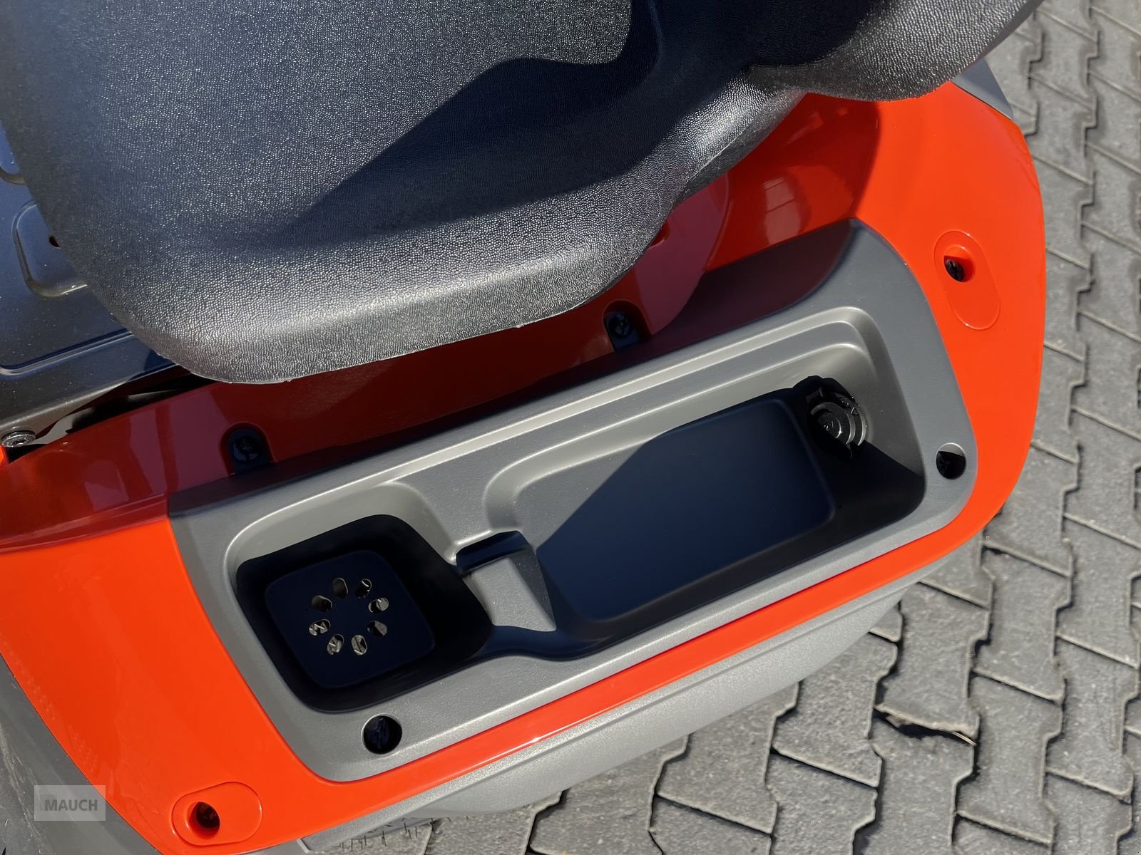 Rasentraktor от тип Husqvarna Rasentraktor TS 215T mit Seitenauswurf / Mulchki, Neumaschine в Burgkirchen (Снимка 10)