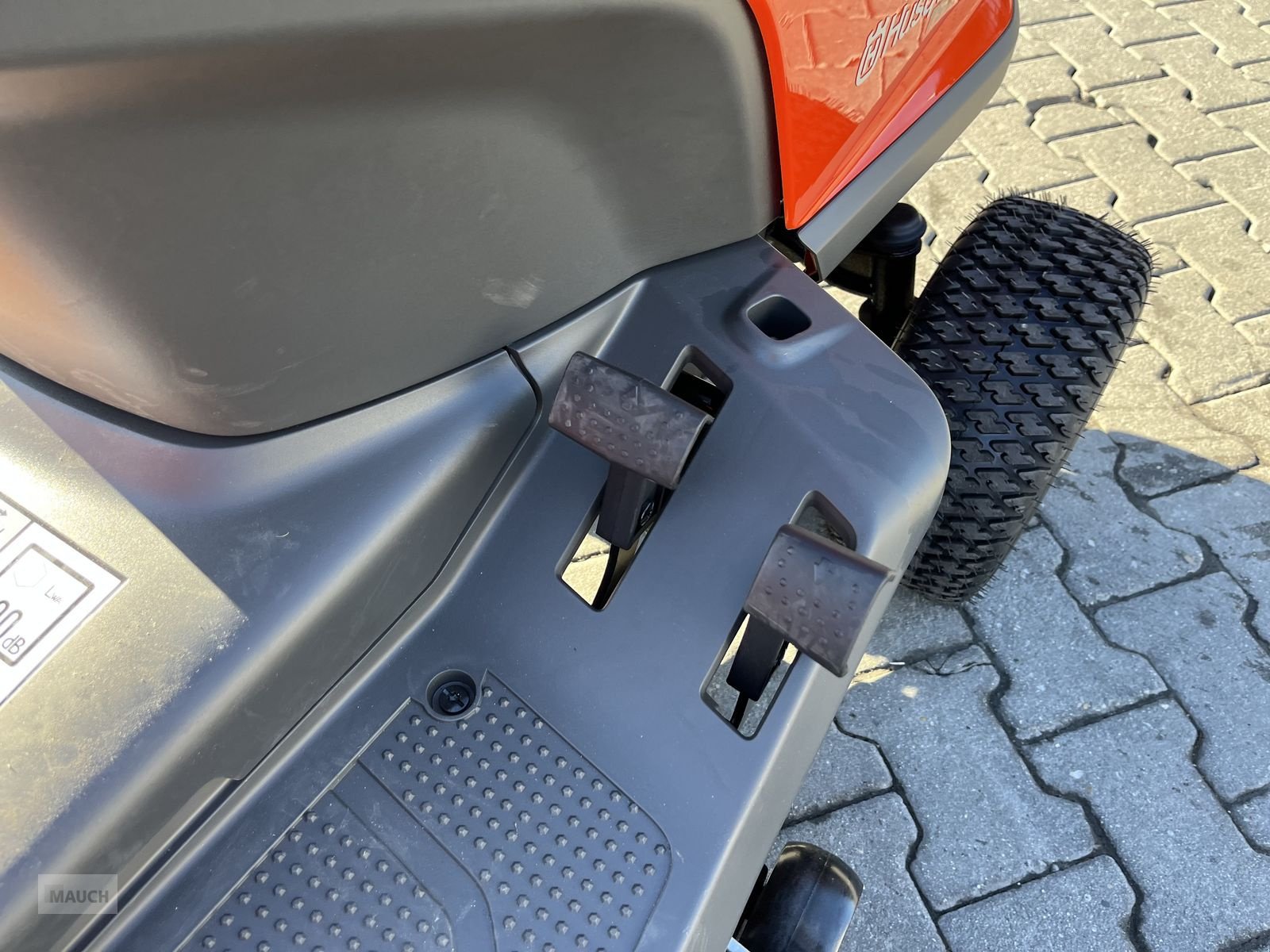 Rasentraktor от тип Husqvarna Rasentraktor TS 215T mit Seitenauswurf / Mulchki, Neumaschine в Burgkirchen (Снимка 16)