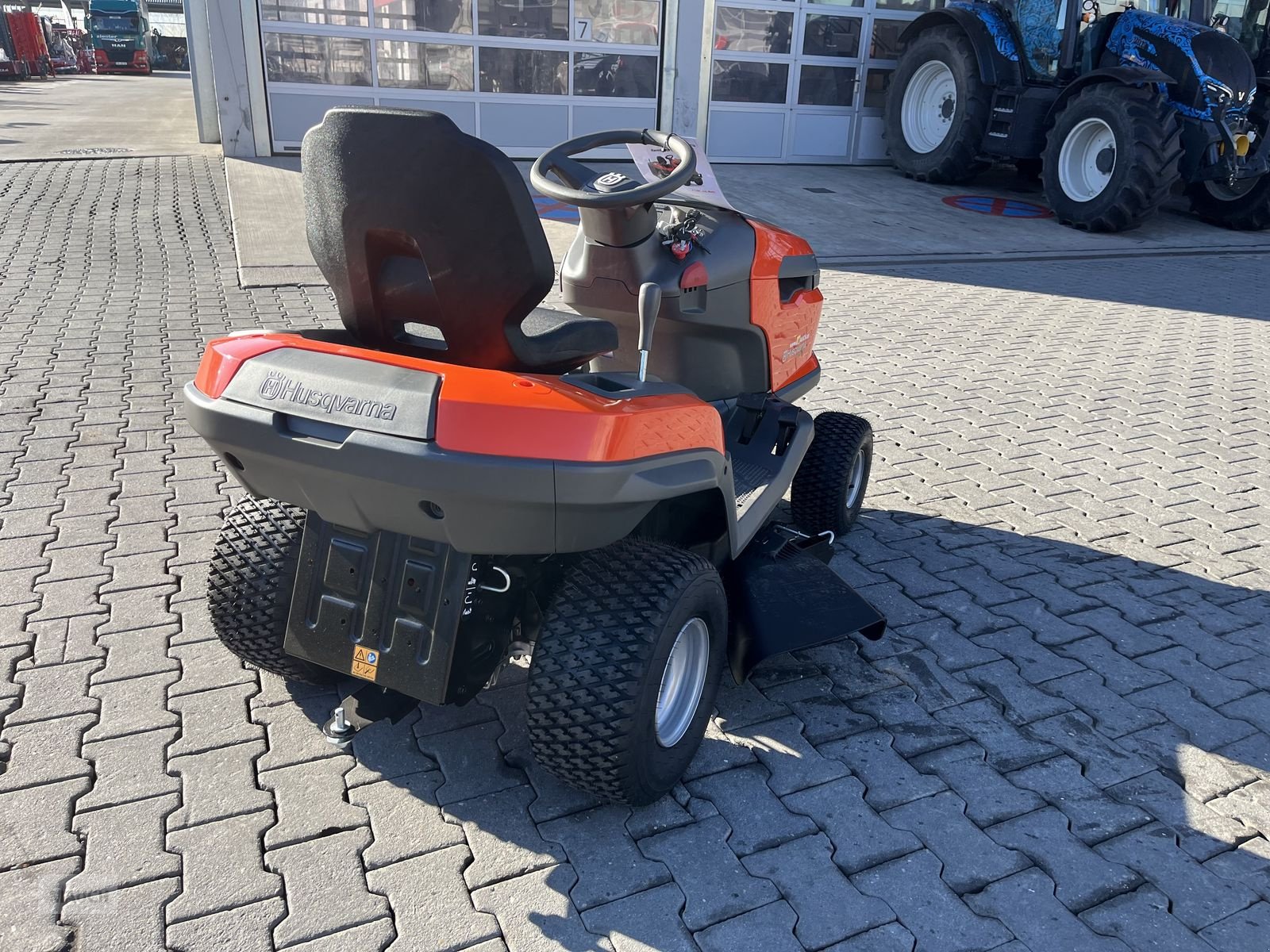 Rasentraktor от тип Husqvarna Rasentraktor TS 215T mit Seitenauswurf / Mulchki, Neumaschine в Burgkirchen (Снимка 12)