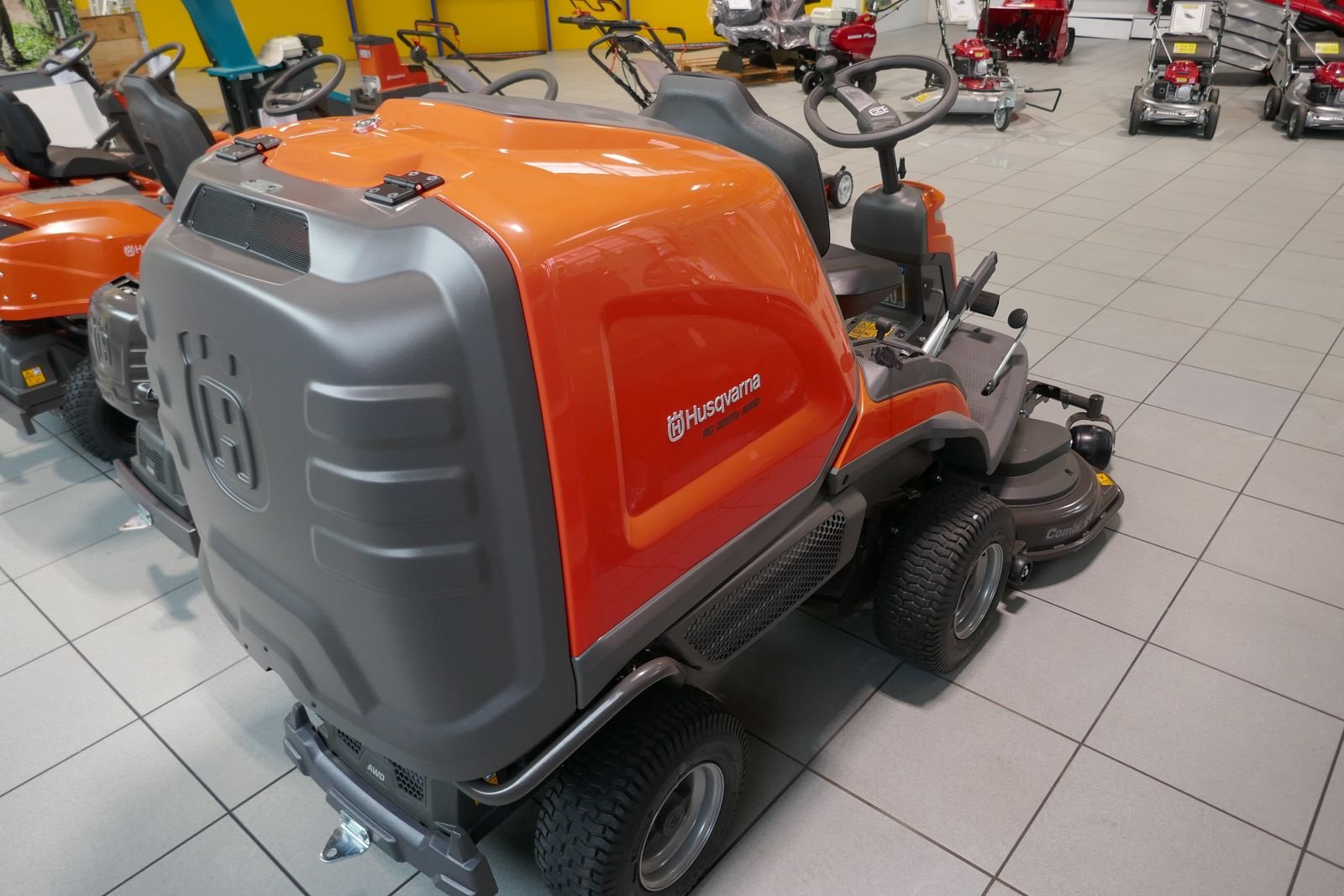 Rasentraktor typu Husqvarna RC 320 TS AWD, Gebrauchtmaschine v Villach (Obrázek 5)