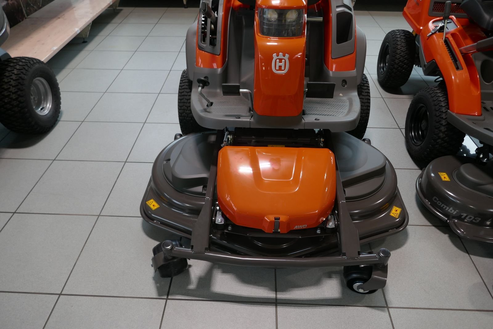 Rasentraktor typu Husqvarna RC 320 TS AWD, Gebrauchtmaschine v Villach (Obrázek 2)