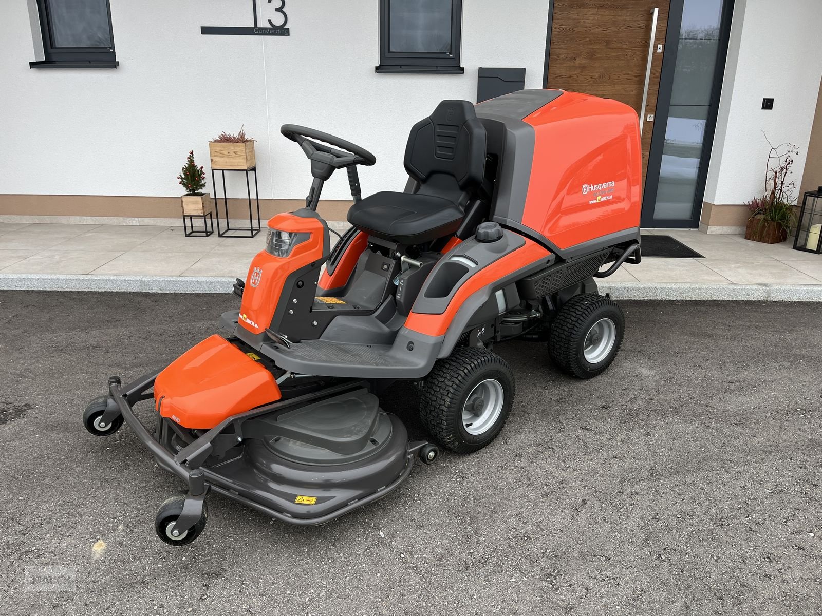 Rasentraktor of the type Husqvarna RC 320Ts AWD, Gebrauchtmaschine in Burgkirchen (Picture 2)