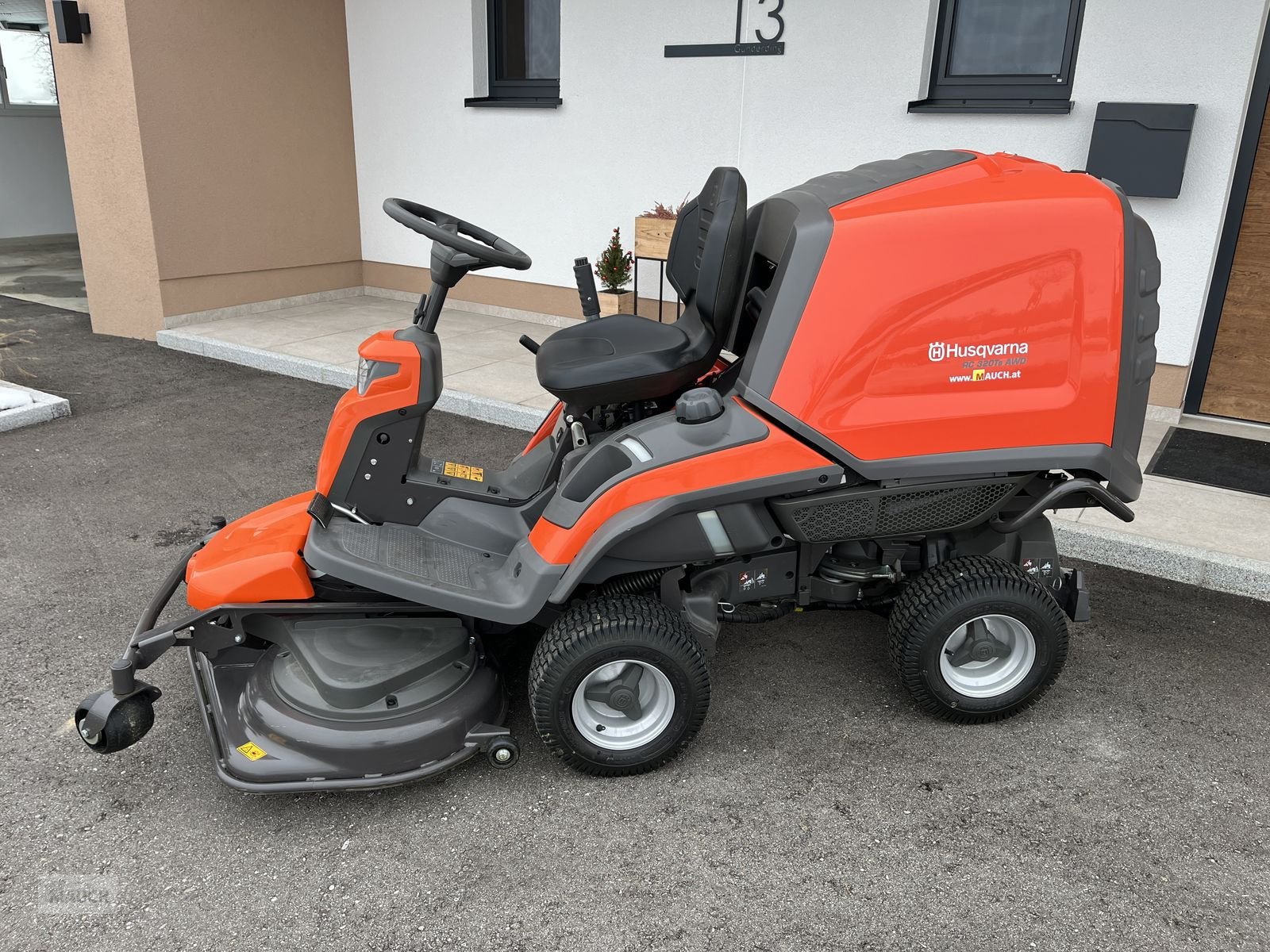 Rasentraktor of the type Husqvarna RC 320Ts AWD, Gebrauchtmaschine in Burgkirchen (Picture 3)