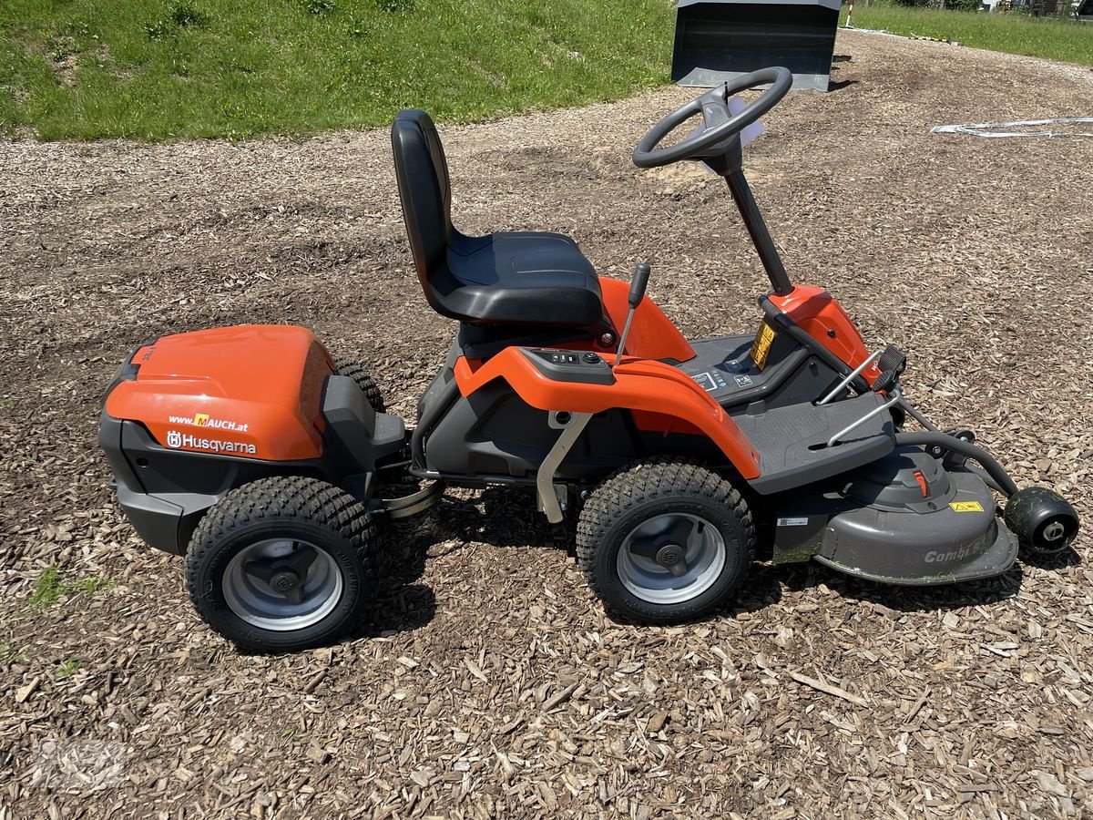 Rasentraktor des Typs Husqvarna Rider 112iC Batterie / Akku Rider, Neumaschine in Burgkirchen (Bild 9)