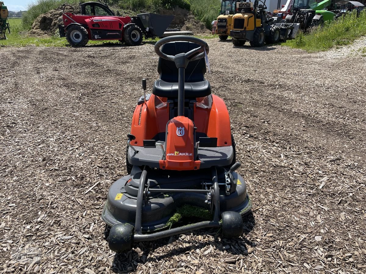 Rasentraktor des Typs Husqvarna Rider 112iC Batterie / Akku Rider, Neumaschine in Burgkirchen (Bild 11)