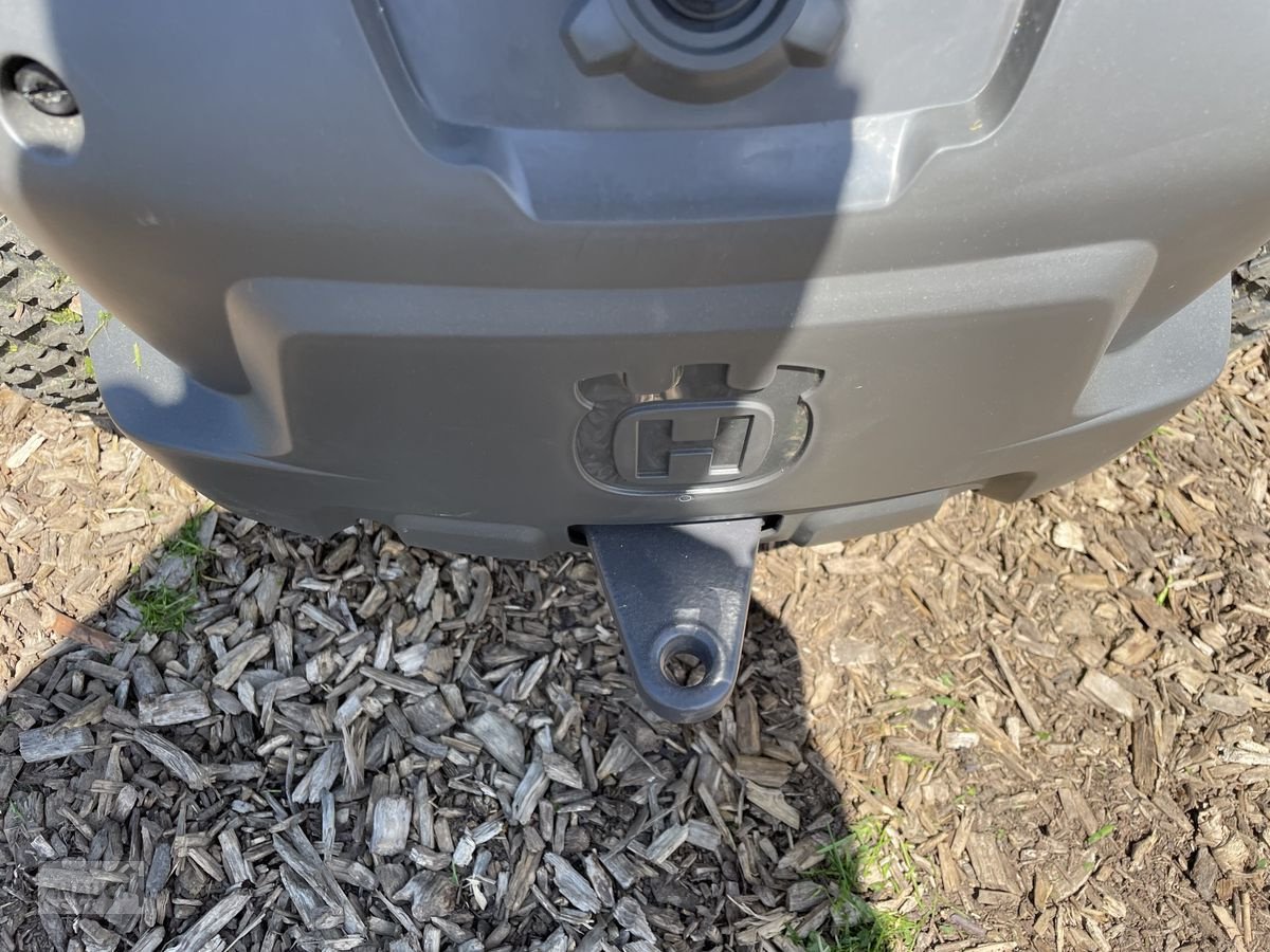 Rasentraktor des Typs Husqvarna Rider 112iC Batterie / Akku Rider, Neumaschine in Burgkirchen (Bild 4)