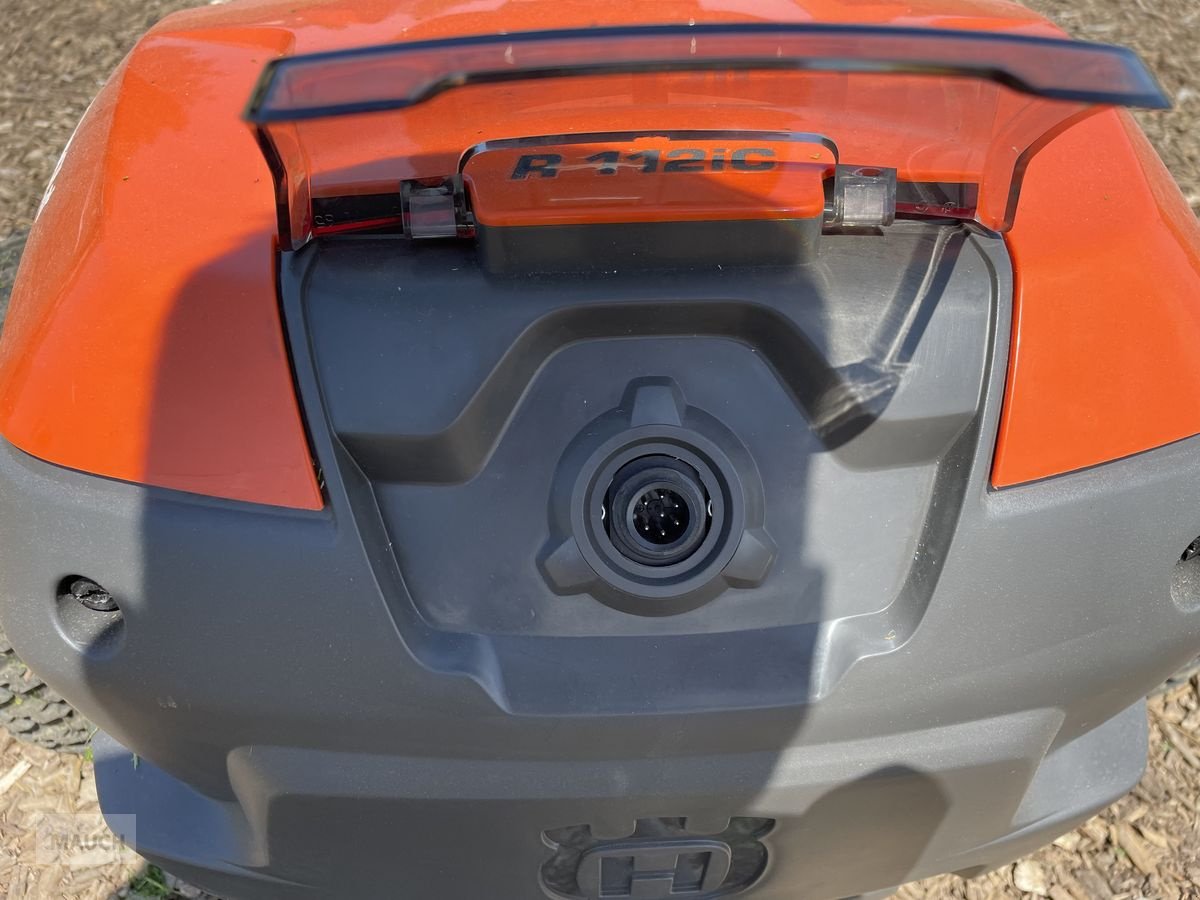 Rasentraktor des Typs Husqvarna Rider 112iC Batterie / Akku Rider, Neumaschine in Burgkirchen (Bild 5)