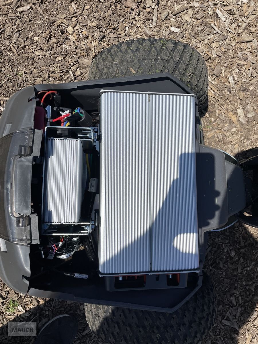 Rasentraktor des Typs Husqvarna Rider 112iC Batterie / Akku Rider, Neumaschine in Burgkirchen (Bild 14)