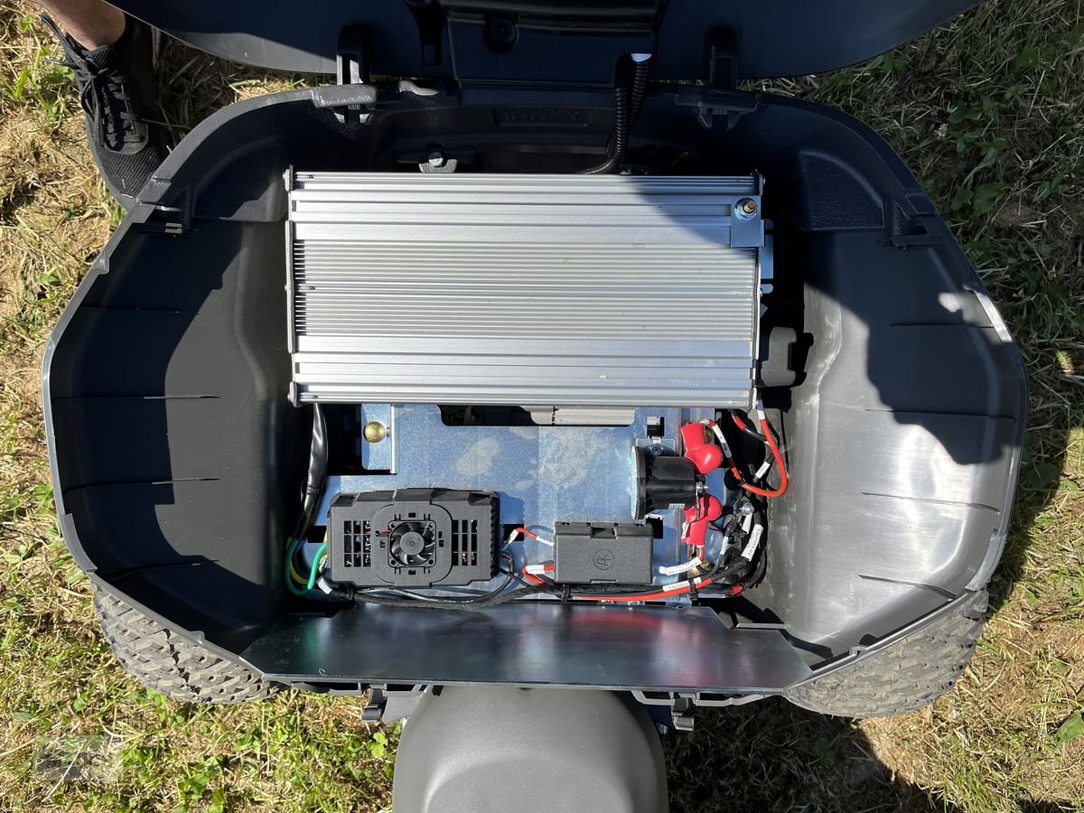 Rasentraktor des Typs Husqvarna Rider 200iX Elektro inkl. Mähdeck, Neumaschine in Burgkirchen (Bild 2)