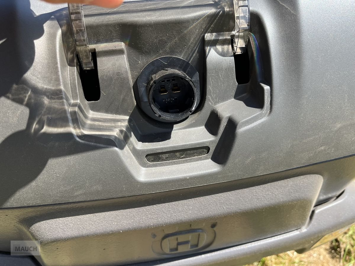 Rasentraktor des Typs Husqvarna Rider 200iX Elektro inkl. Mähdeck, Neumaschine in Burgkirchen (Bild 3)