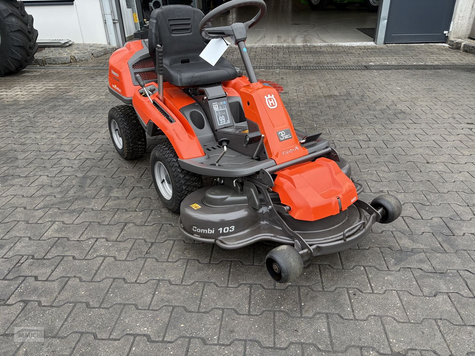 Rasentraktor des Typs Husqvarna Rider 214T Allrad inkl. Mähdeck 103cm, Gebrauchtmaschine in Burgkirchen (Bild 3)